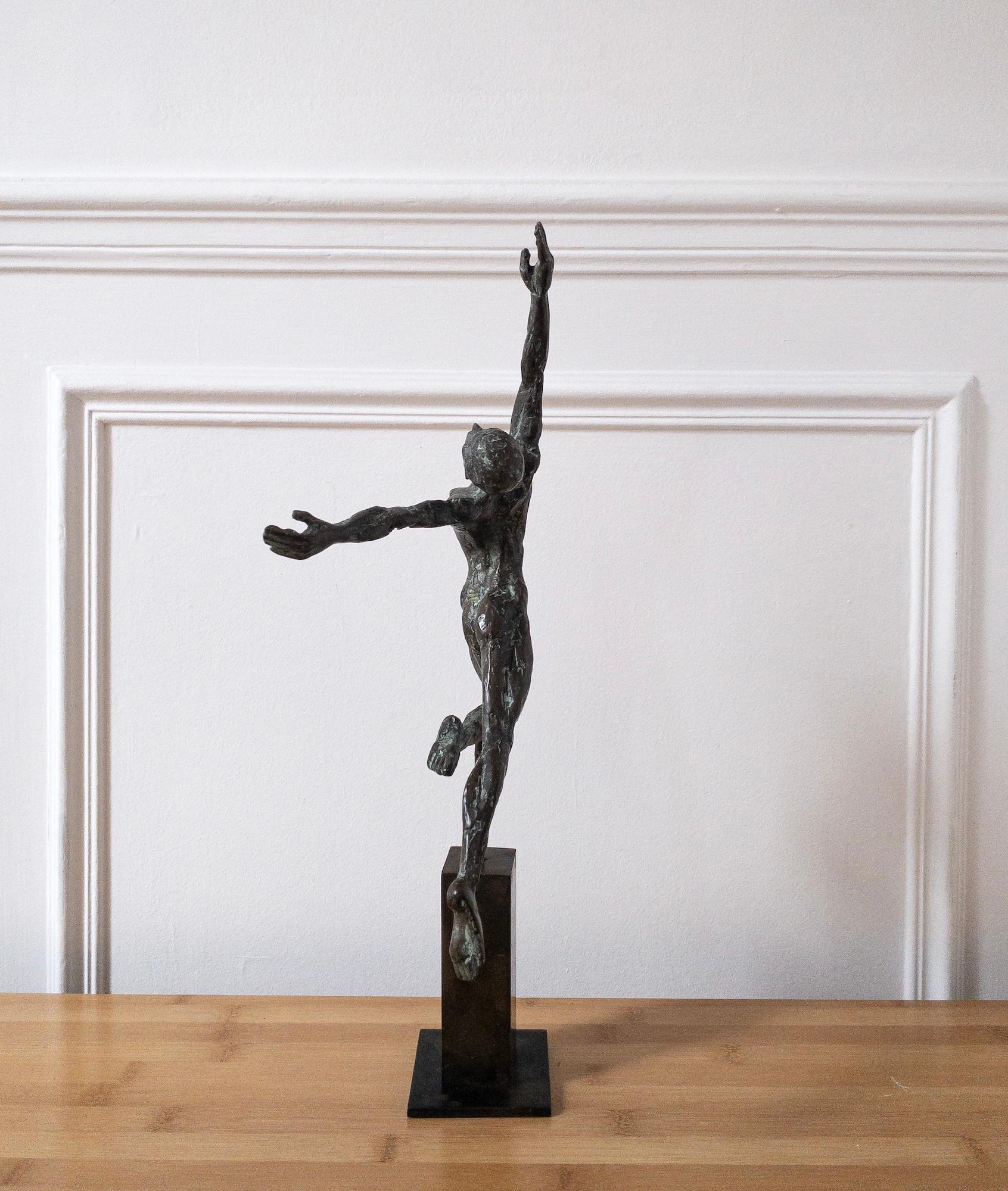 Dancer “Elevation” by Yann Guillon - Figurative bronze sculpture, man, torso im Angebot 3