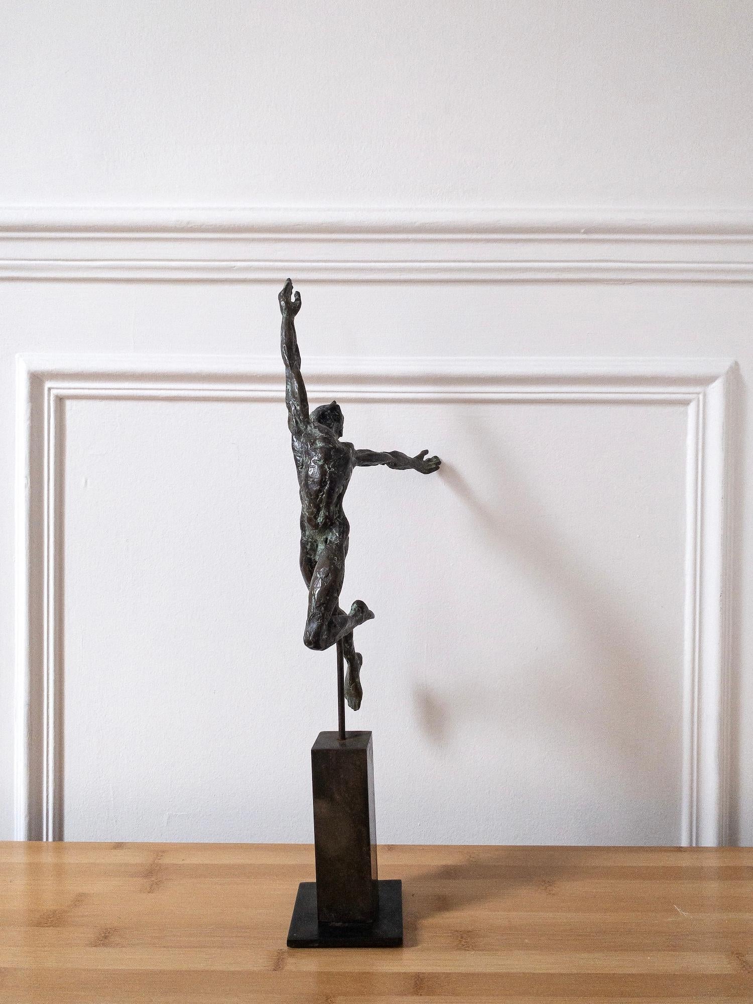 Dancer Elevation von Yann Guillon – Figurative Bronzeskulptur eines Mannes, Torso im Angebot 4