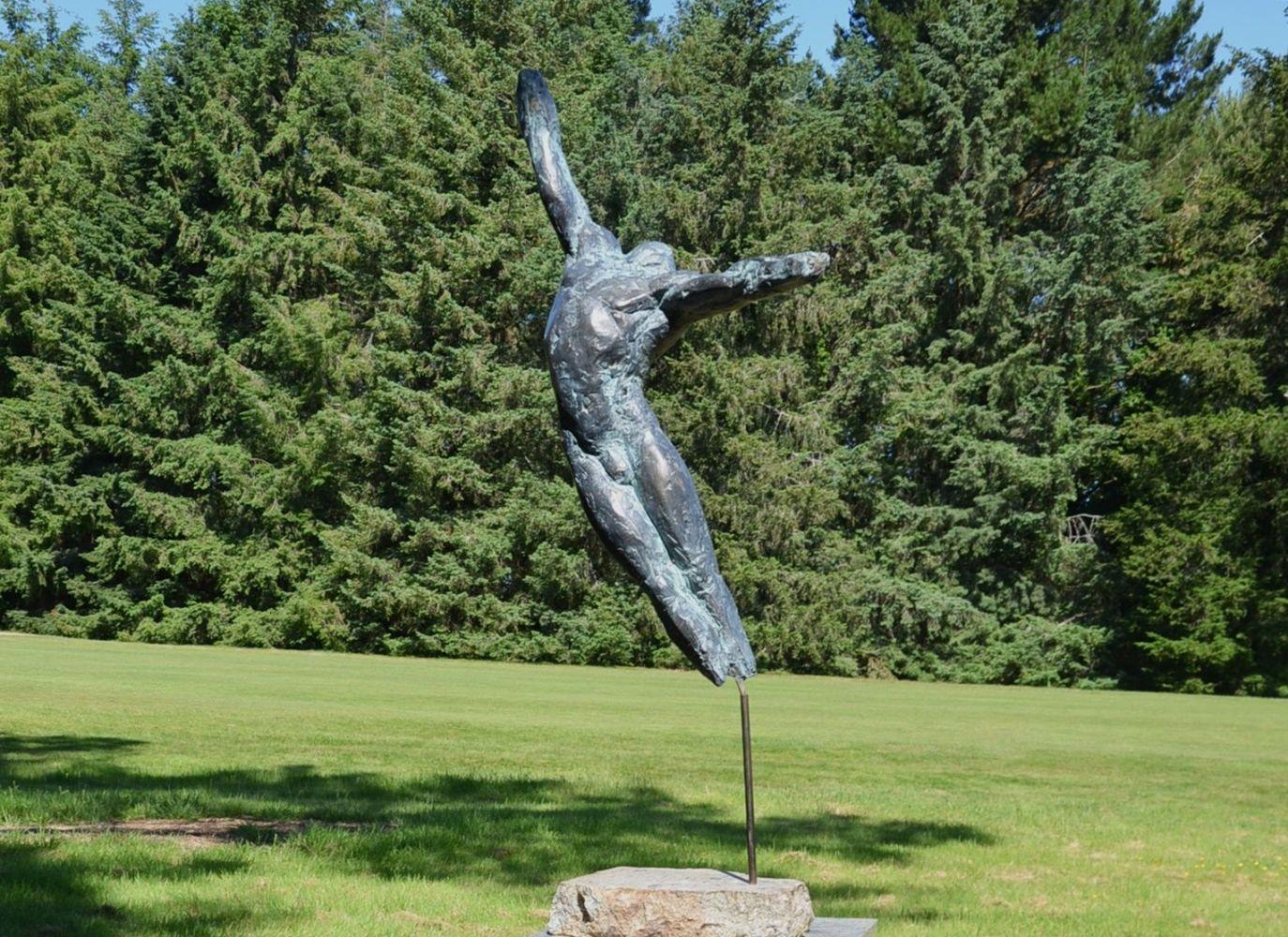 Danseuse III de Yann Guillon - Sculpture en bronze d'un nu masculin en vente 2