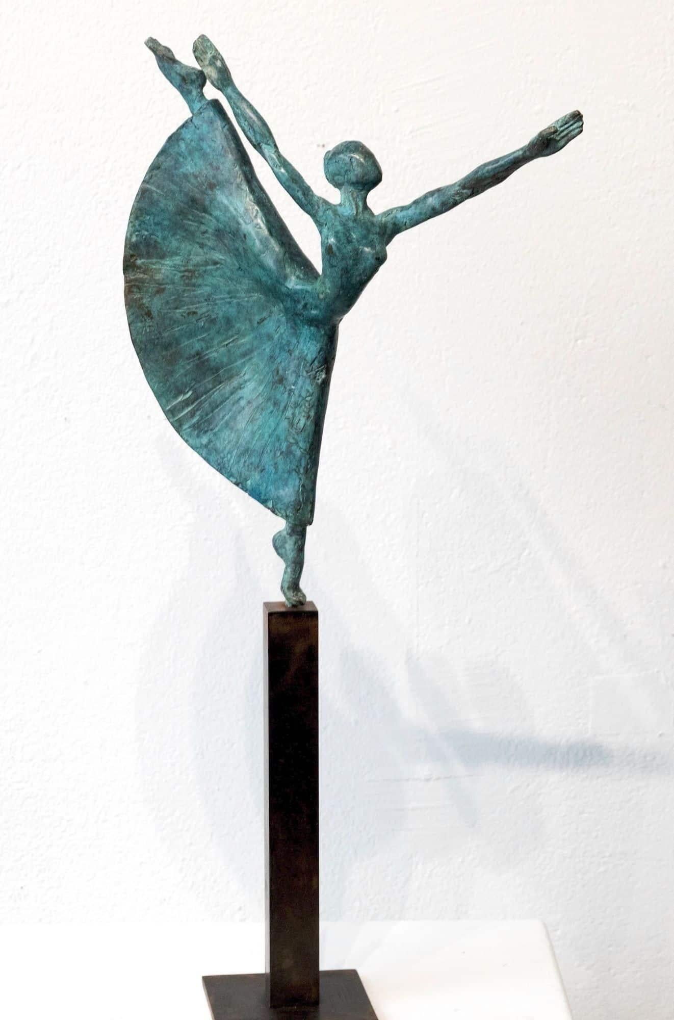Danseuse avec une longue totu de Yann Guillon - sculpture en bronze, ballet, femme, élégante en vente 3