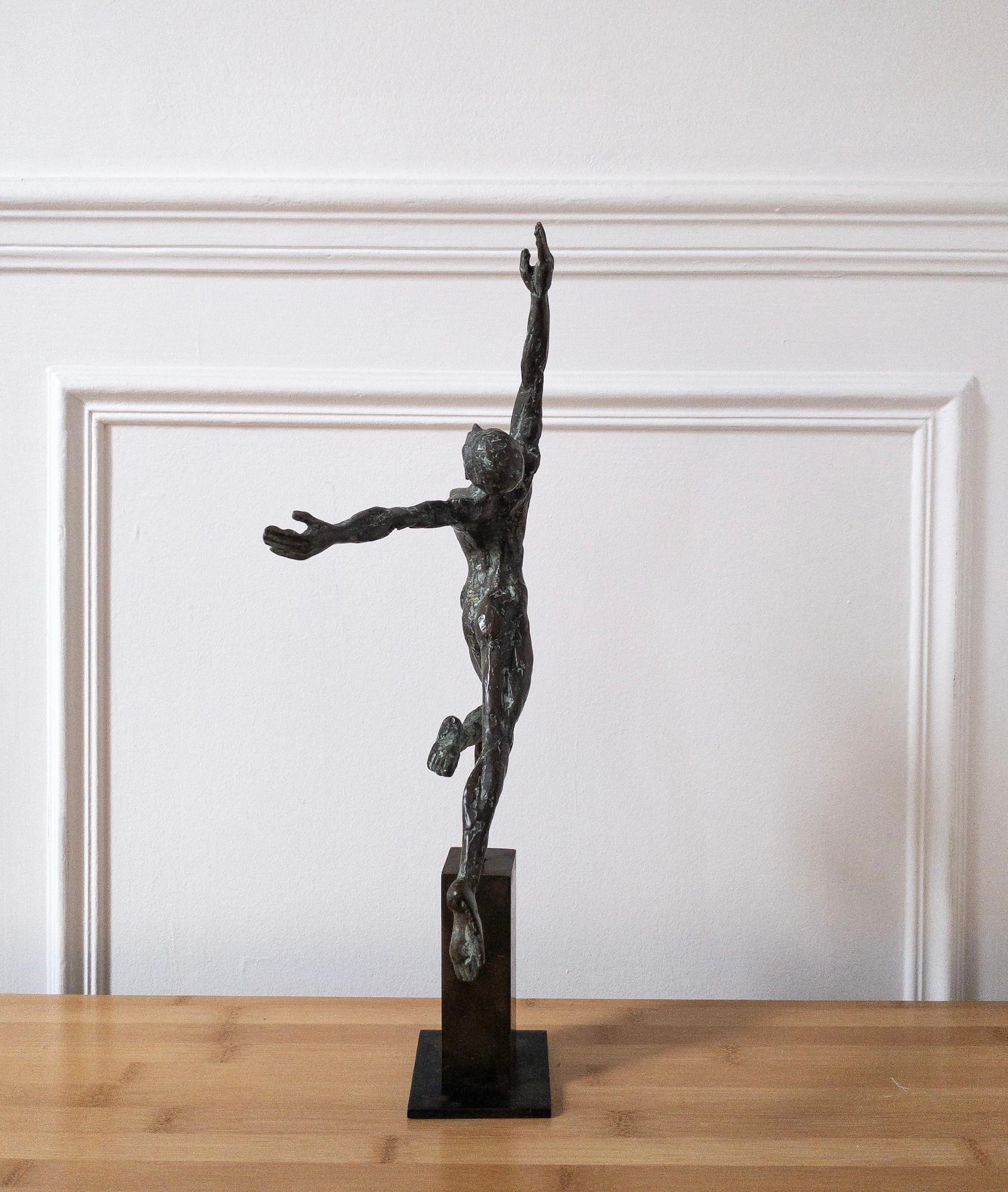 Danseur „“Elvation“, Tänzerin, Bronzeskulptur (Gold), Figurative Sculpture, von Yann Guillon