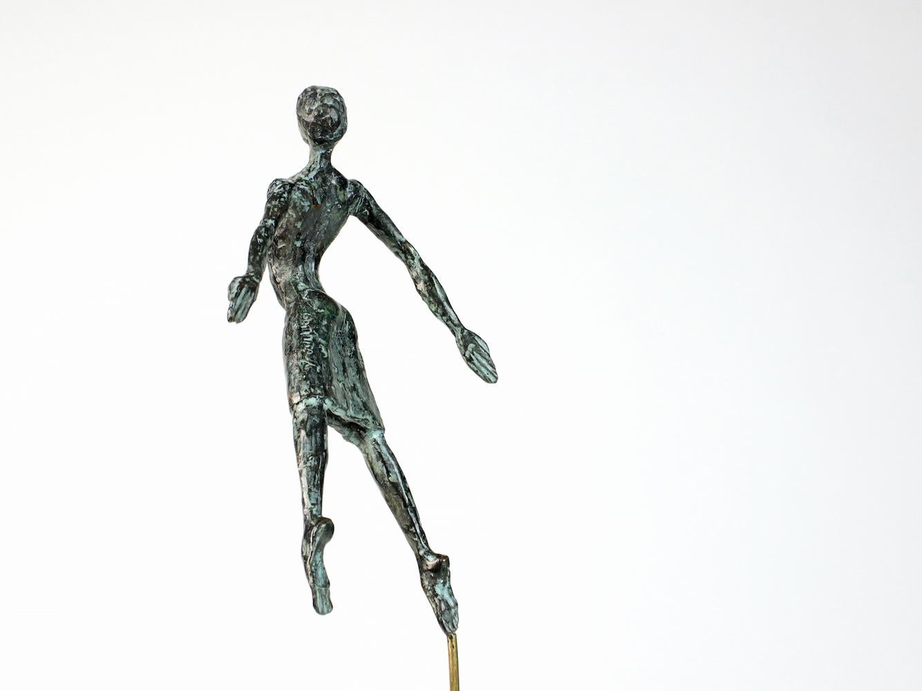 Danseuse Envole, sculpture en bronze d'une danseuse féminine - Sculpture de Yann Guillon