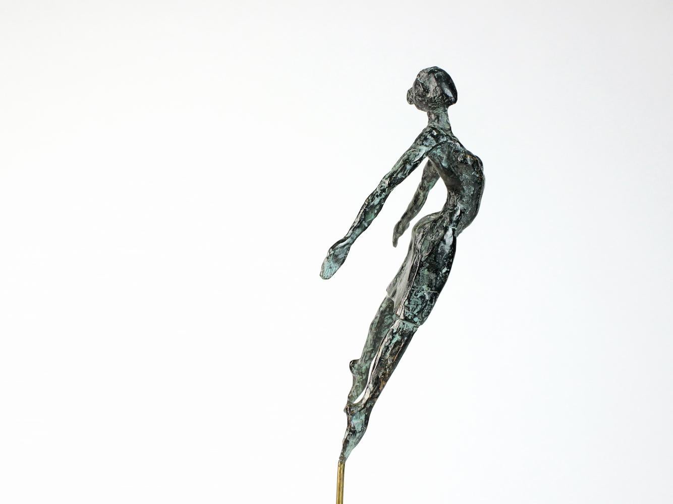 Danseuse Envole, sculpture en bronze d'une danseuse féminine - Or Figurative Sculpture par Yann Guillon