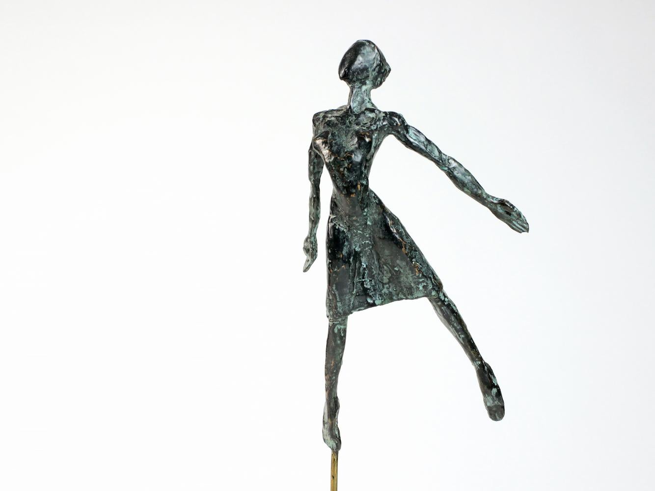 Danseuse Envolée, sculpture en bronze de l'artiste contemporain français Yann Guillon. 25 cm × 10 cm × 5 cm.
Cette œuvre d'art est signée et numérotée, et vendue avec une base en métal. Édition limitée de 8 + 4 épreuves d'artiste. 
Yann Guillon