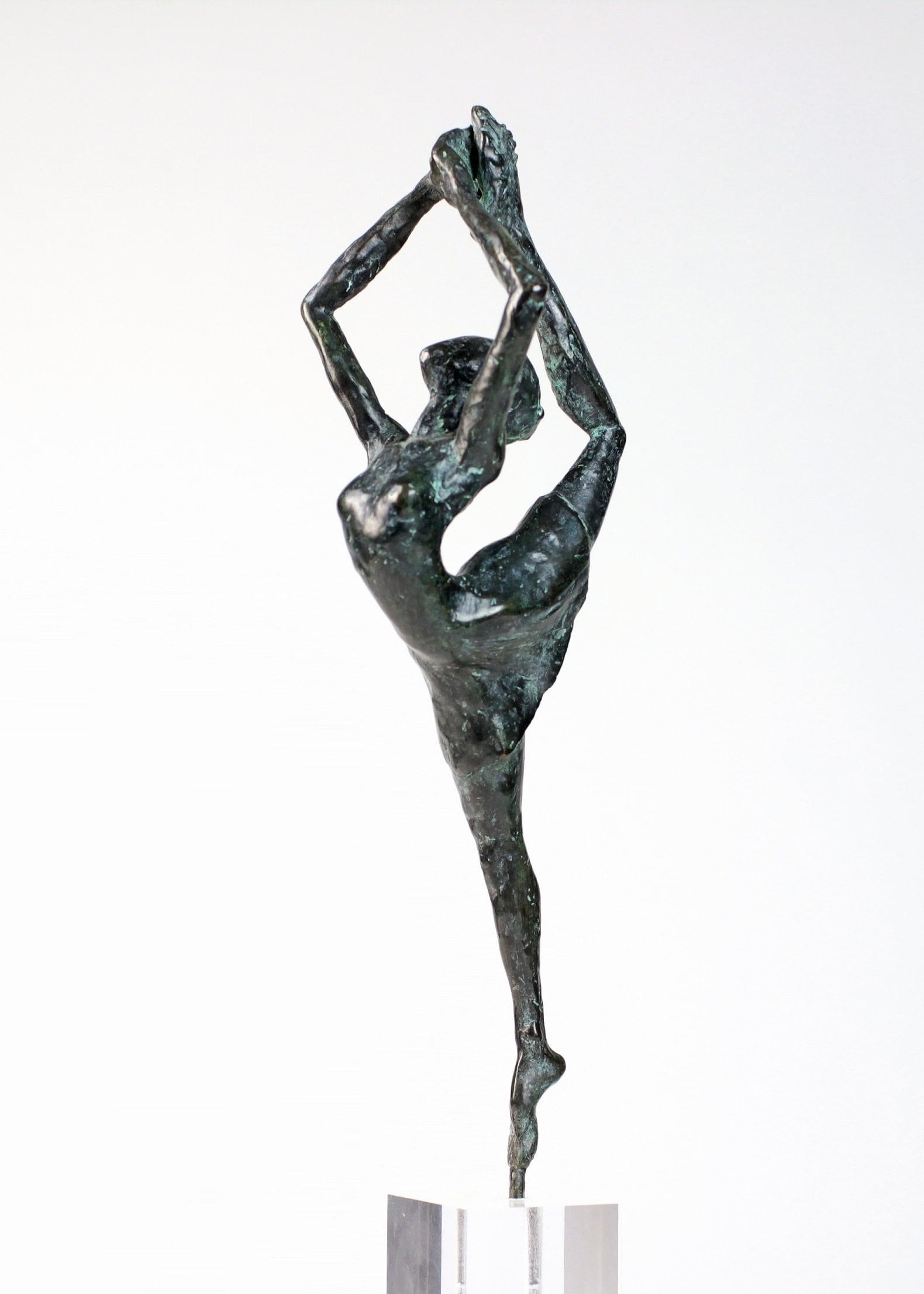 Rassemble de Danseuse - Sculpture en bronze d'une danseuse féminine, contemporaine - Or Figurative Sculpture par Yann Guillon