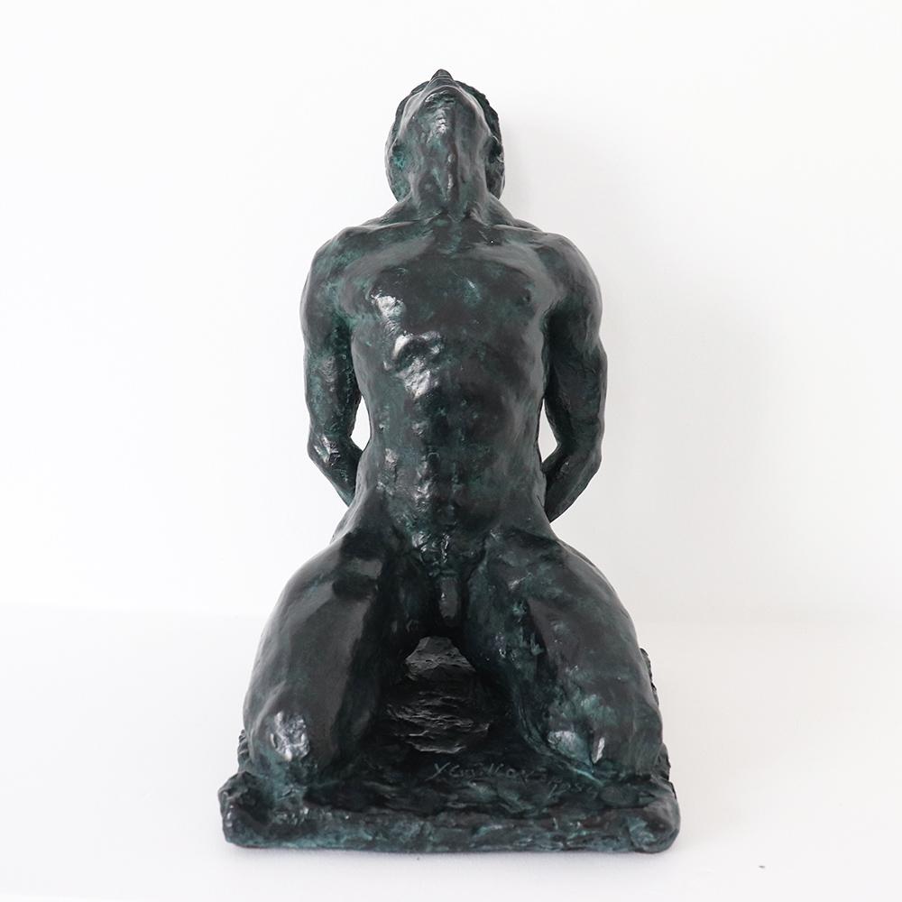 Intérieur énergétique intérieure de Yann Guillon - Sculpture en bronze, figure masculine, torse nu, foncé en vente 3