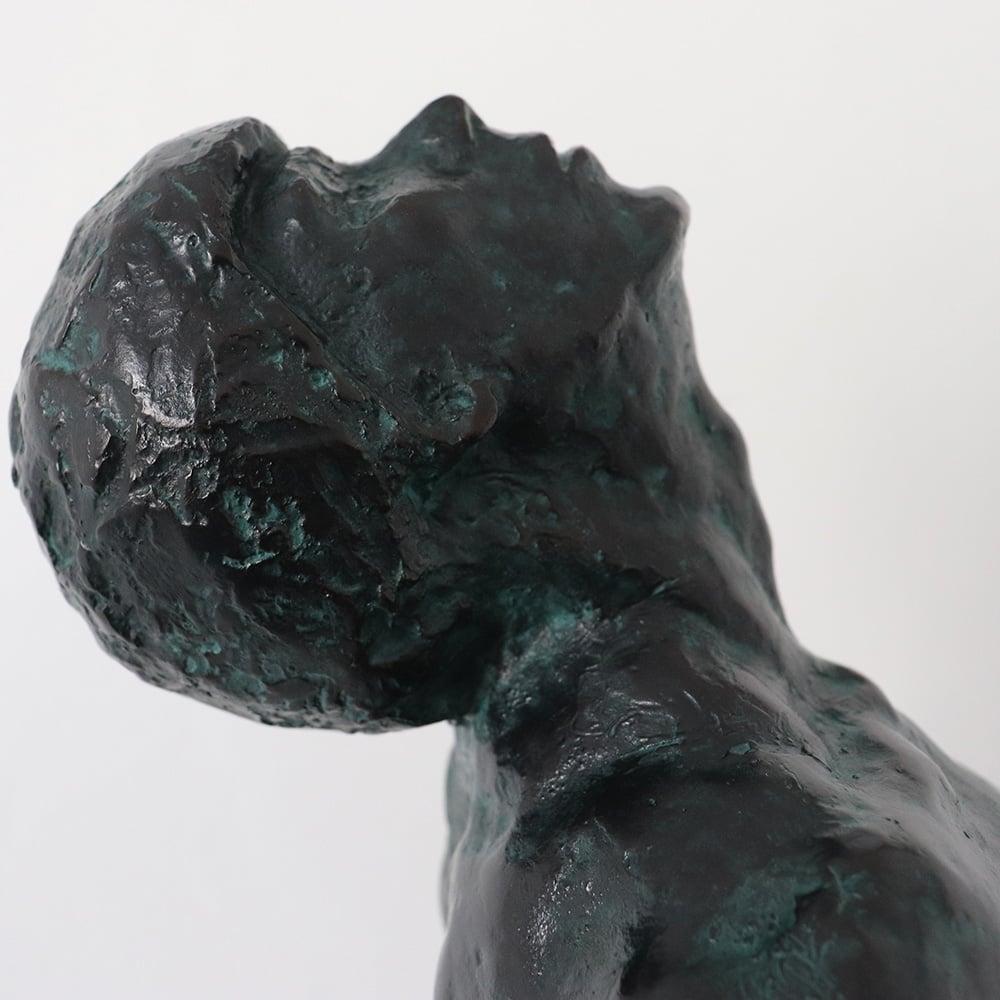 Energía interior de Yann Guillon - Escultura de bronce, figura masculina, torso desnudo, oscuro en venta 4