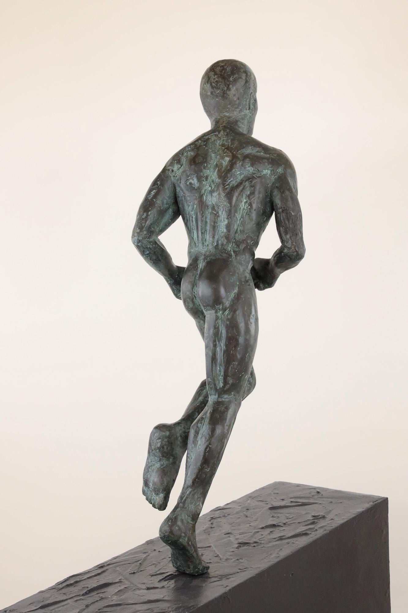 Großer großer Läufer von Yann Guillon - Große männliche nackte Bronzeskulptur, Bewegung, Kraft im Angebot 11