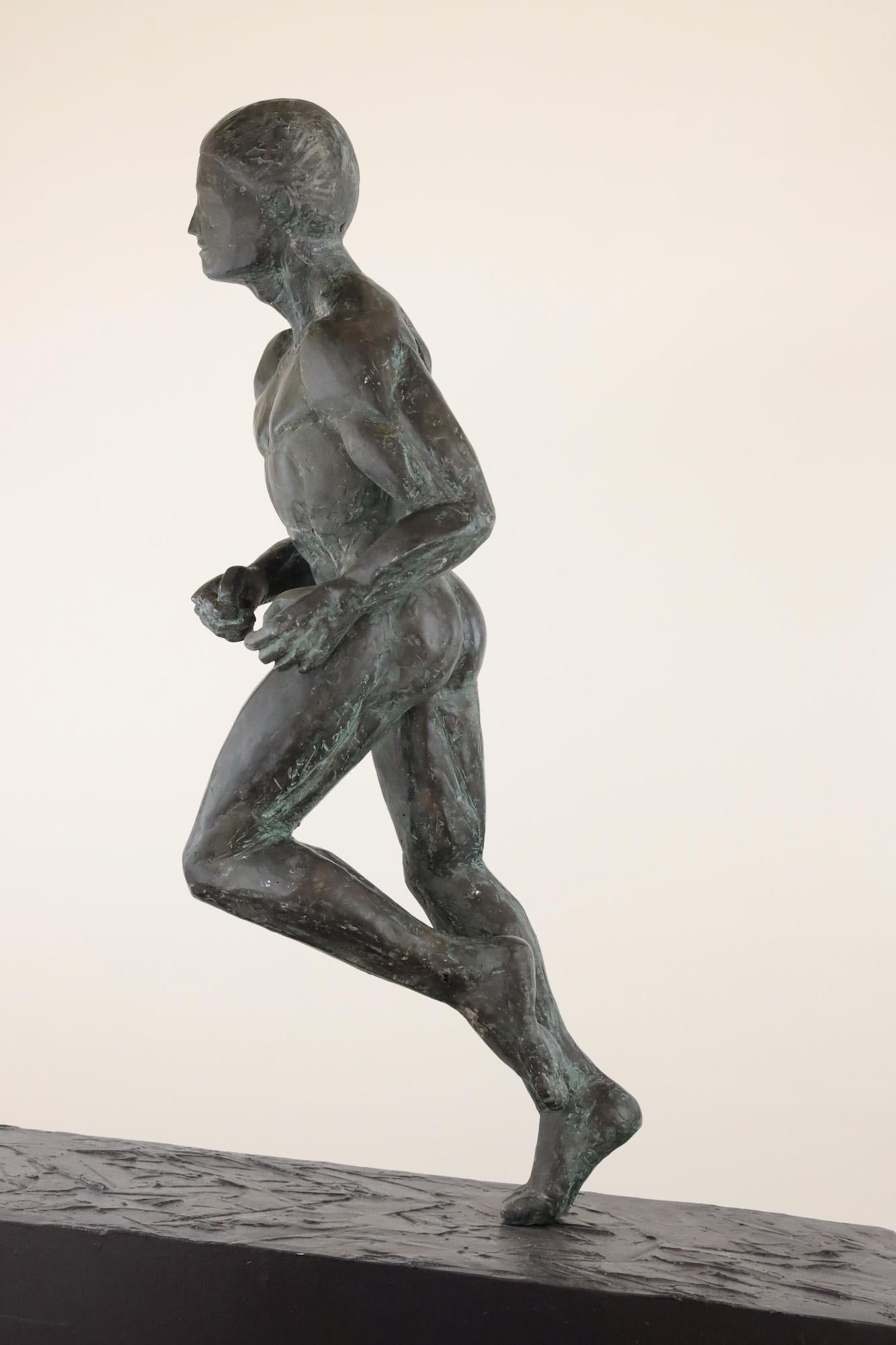 Großer großer Läufer von Yann Guillon - Große männliche nackte Bronzeskulptur, Bewegung, Kraft im Angebot 14
