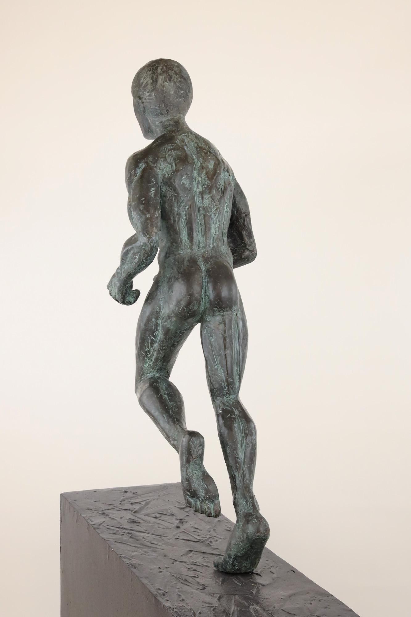 Großer großer Läufer von Yann Guillon - Große männliche nackte Bronzeskulptur, Bewegung, Kraft im Angebot 15