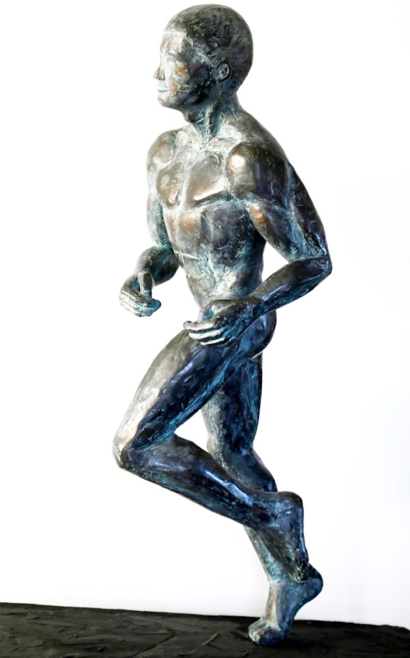 Großer großer Läufer von Yann Guillon - Große männliche nackte Bronzeskulptur, Bewegung, Kraft im Angebot 1