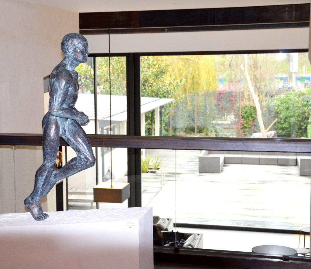 Großer großer Läufer von Yann Guillon - Große männliche nackte Bronzeskulptur, Bewegung, Kraft im Angebot 2