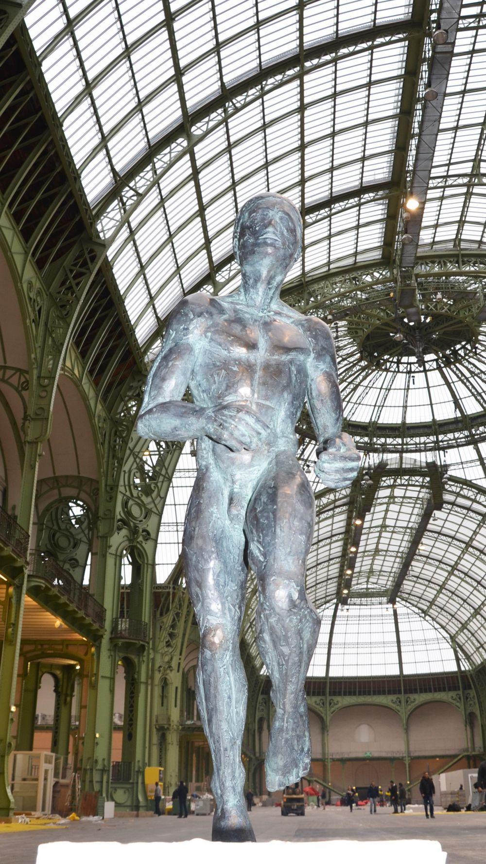 Grand tapis de couloir de Yann Guillon - Grande sculpture de nu masculin en bronze, mouvement, puissance en vente 3