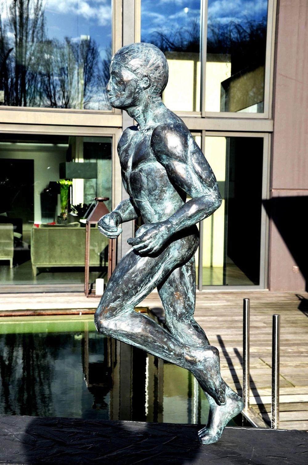 Großer großer Läufer von Yann Guillon - Große männliche nackte Bronzeskulptur, Bewegung, Kraft im Angebot 5