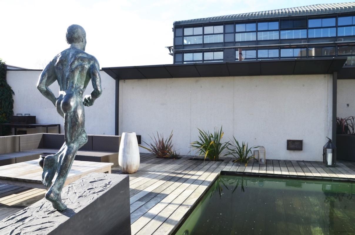 Large Runner di Yann Guillon - Grande scultura in bronzo di nudo maschile, movimento, potere in vendita 10
