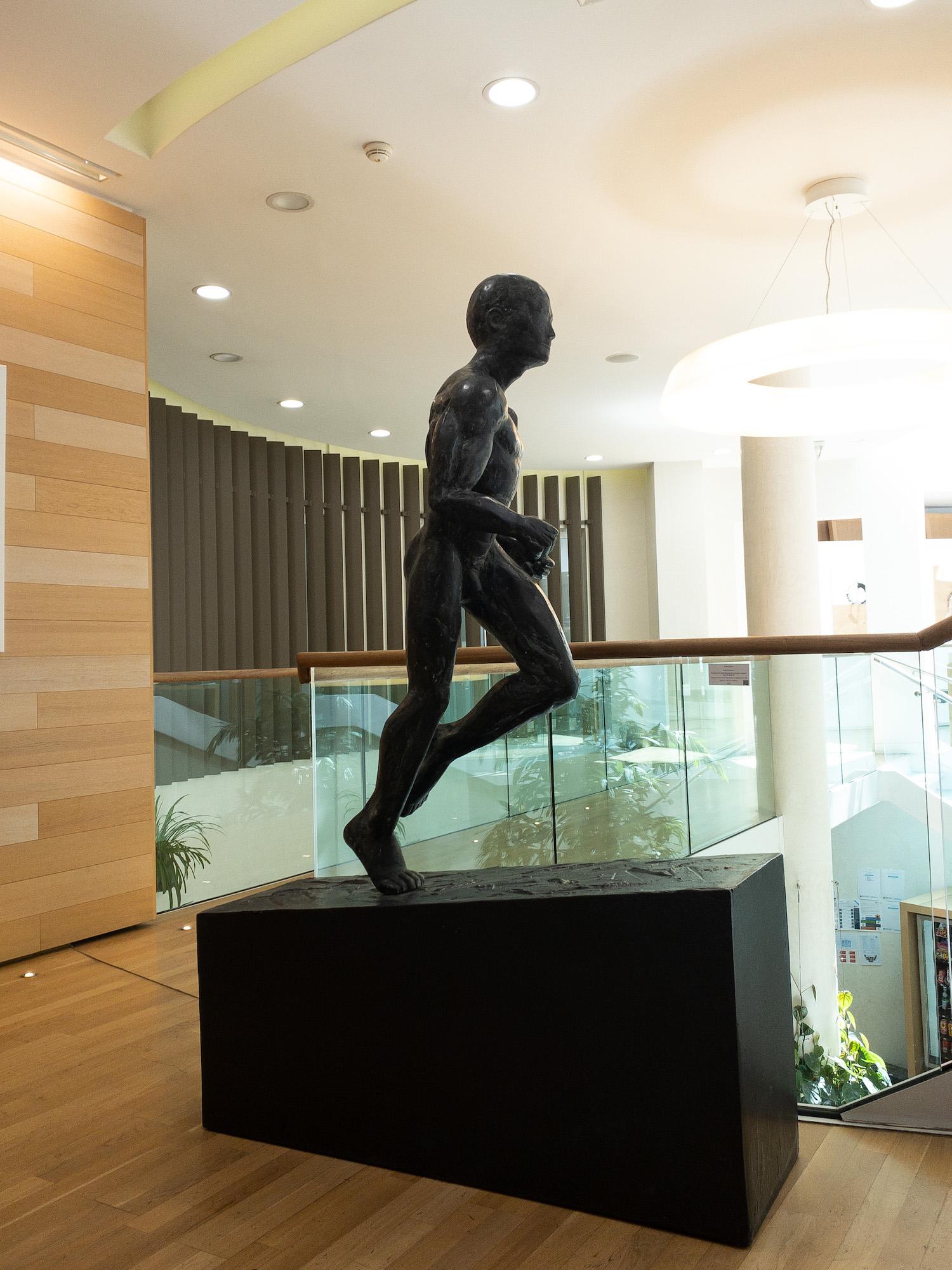 Grand tapis de couloir de Yann Guillon - Grande sculpture de nu masculin en bronze, mouvement, puissance en vente 7