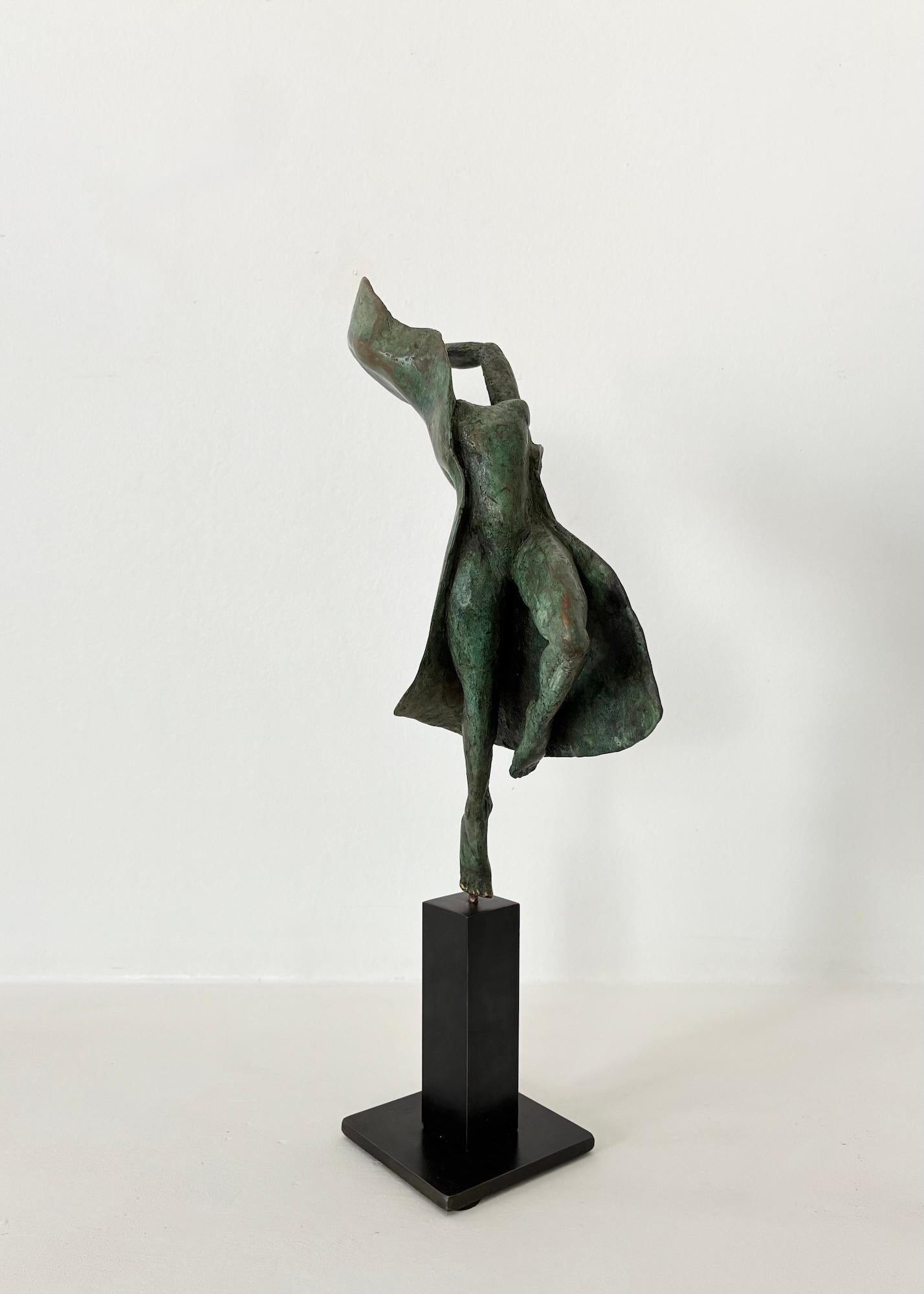 Ballerina moderna III di Yann Guillon - Scultura in bronzo, verde, figurativa, donna in vendita 1