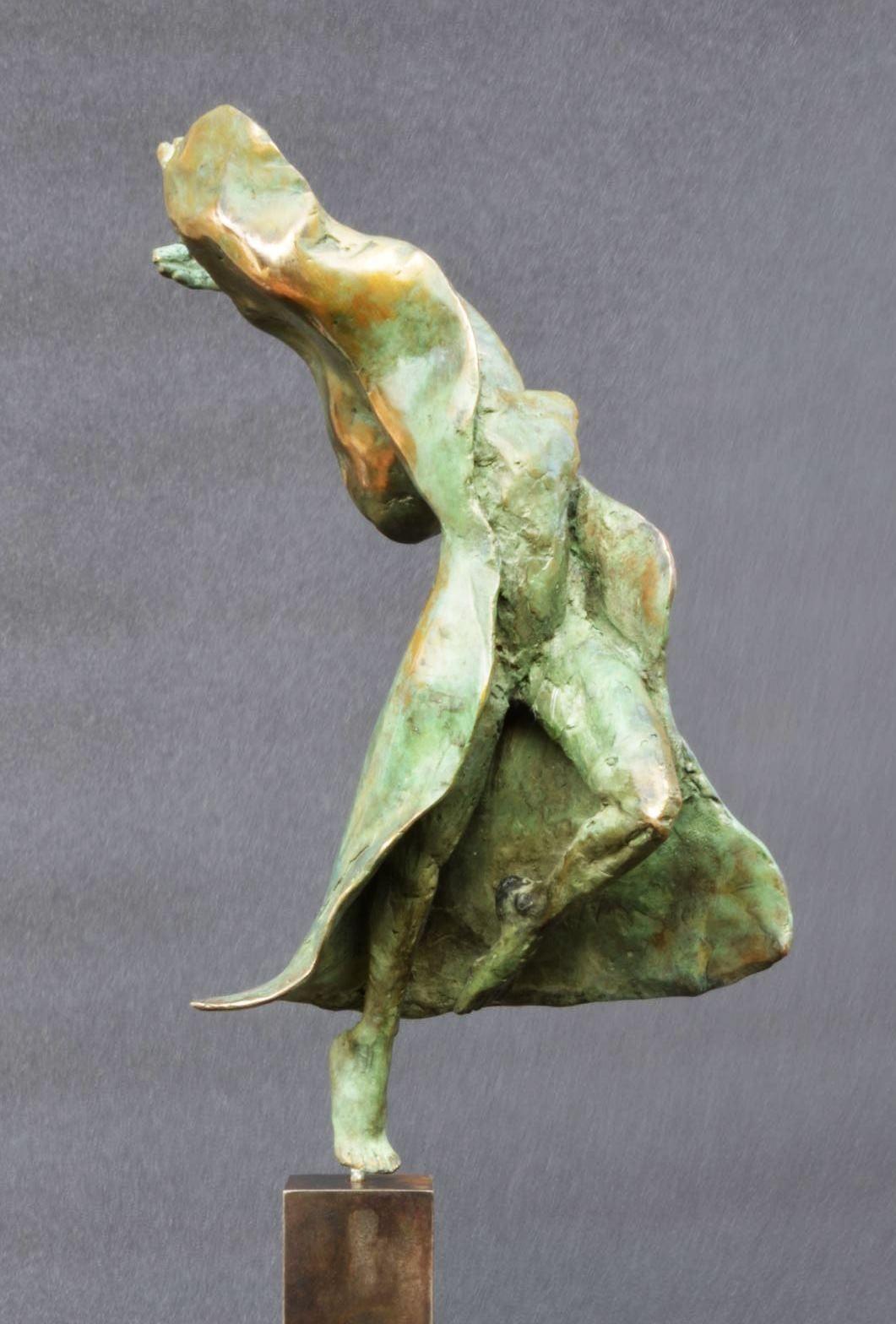 Bailarina moderna III de Yann Guillon - Escultura de bronce, verde, figurativa, mujer en venta 2