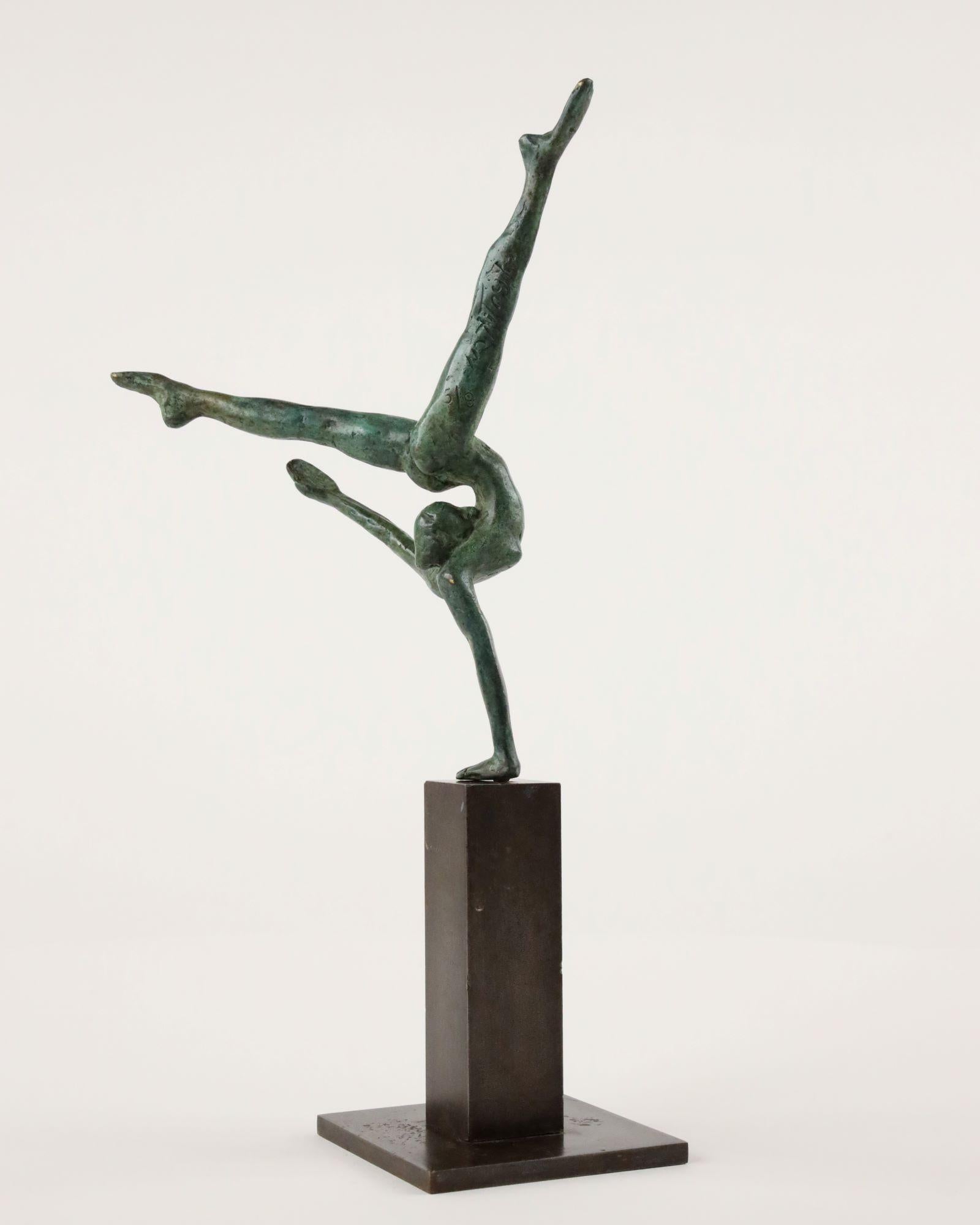Petite Acrobate von Yann Guillon - Tänzerin, Bronzeskulptur, Ballett, Frau im Angebot 1