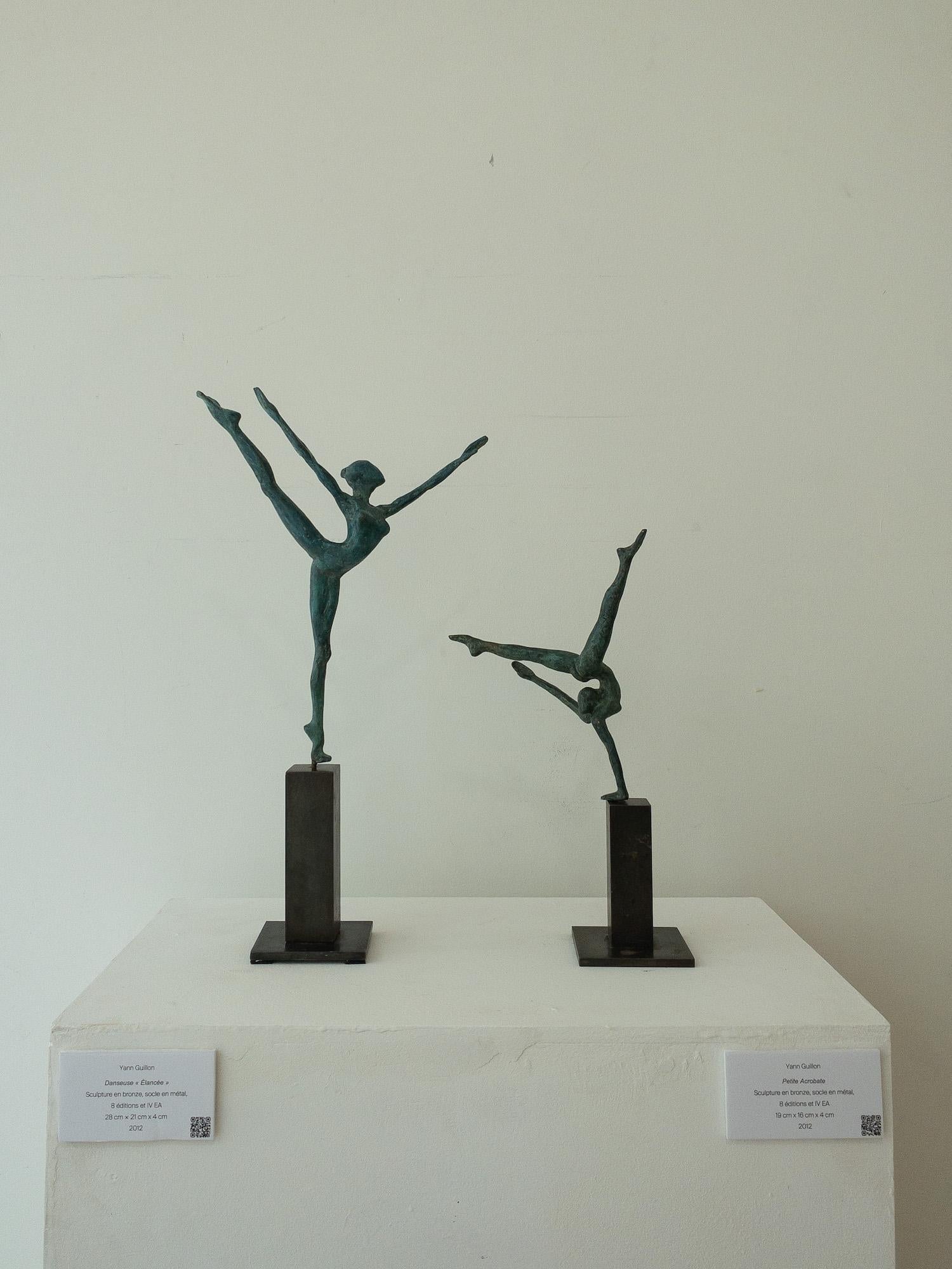 Petite Acrobate est une sculpture en bronze de l'artiste contemporain Yann Guillon, dont les dimensions sont de 19 × 16 × 4 cm (7,5 × 6,3 × 1,6 in). Dimensions de la base métallique : 11 x 8 x 8 cm (4,3 x 3,1 x 3,1 in). Hauteur de la sculpture avec