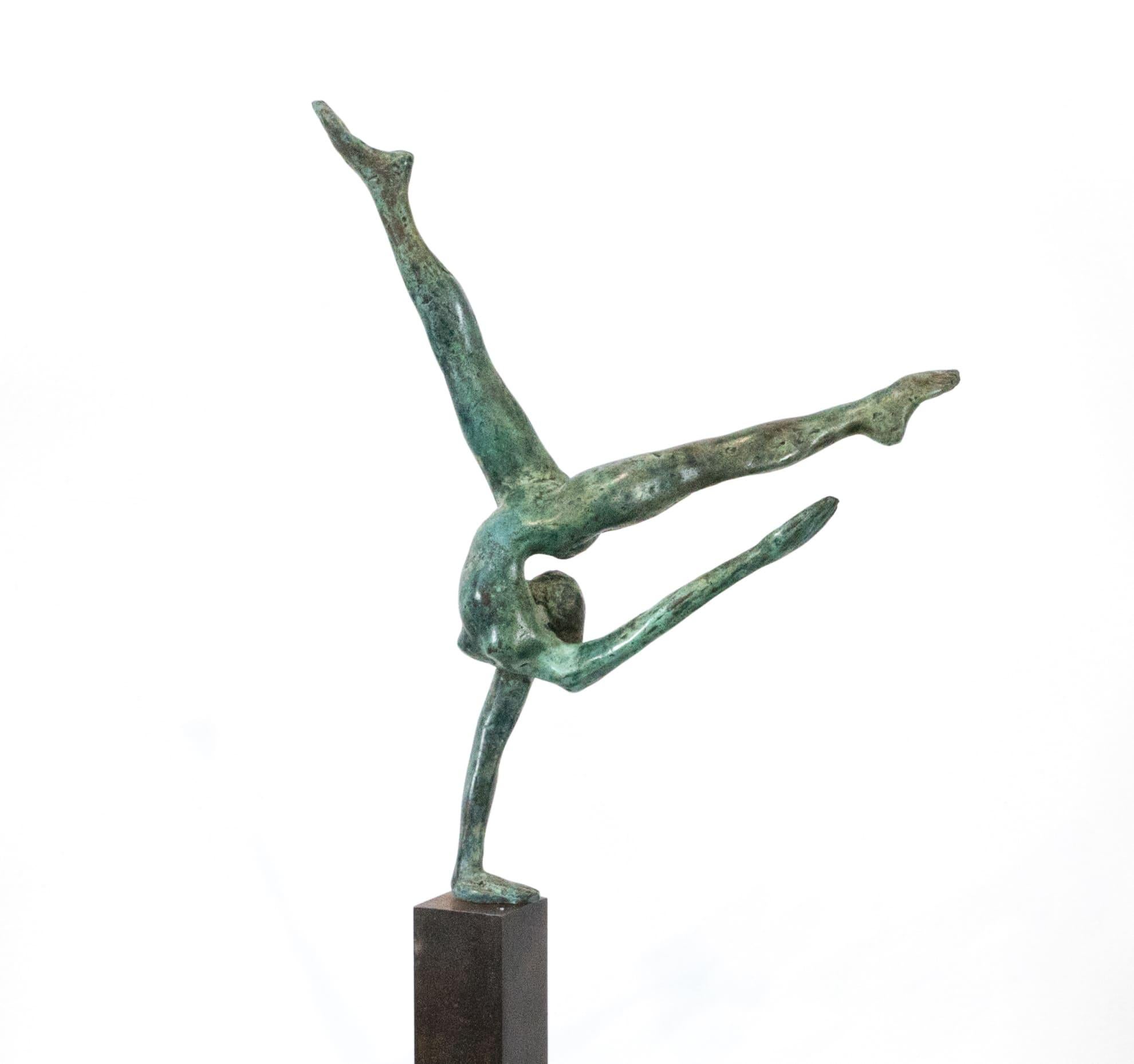 Petite acrobate de Yann Guillon - Sculpture en bronze d'une danseuse, ballet, femme en vente 2