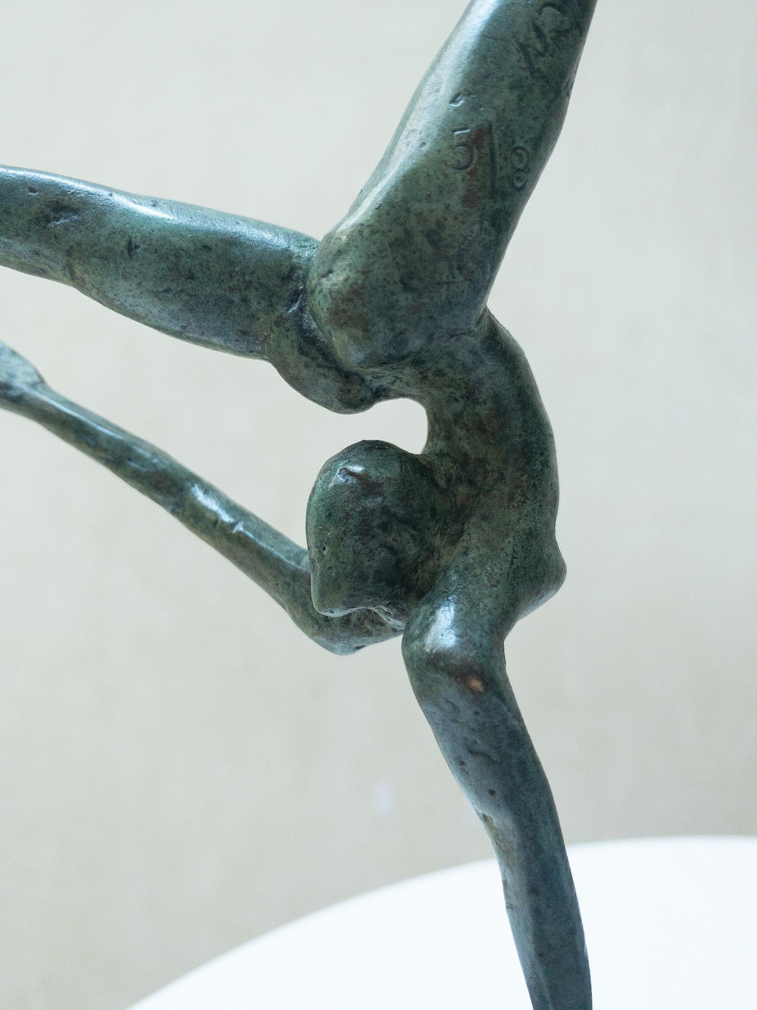 Petite acrobate de Yann Guillon - Sculpture en bronze d'une danseuse, ballet, femme en vente 5