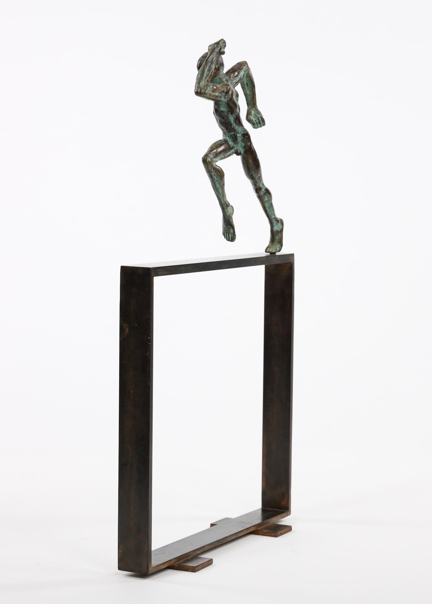 Petit tapis de couloir Start II de Yann Guillon, sculpture figurative en bronze, athlète en vente 3