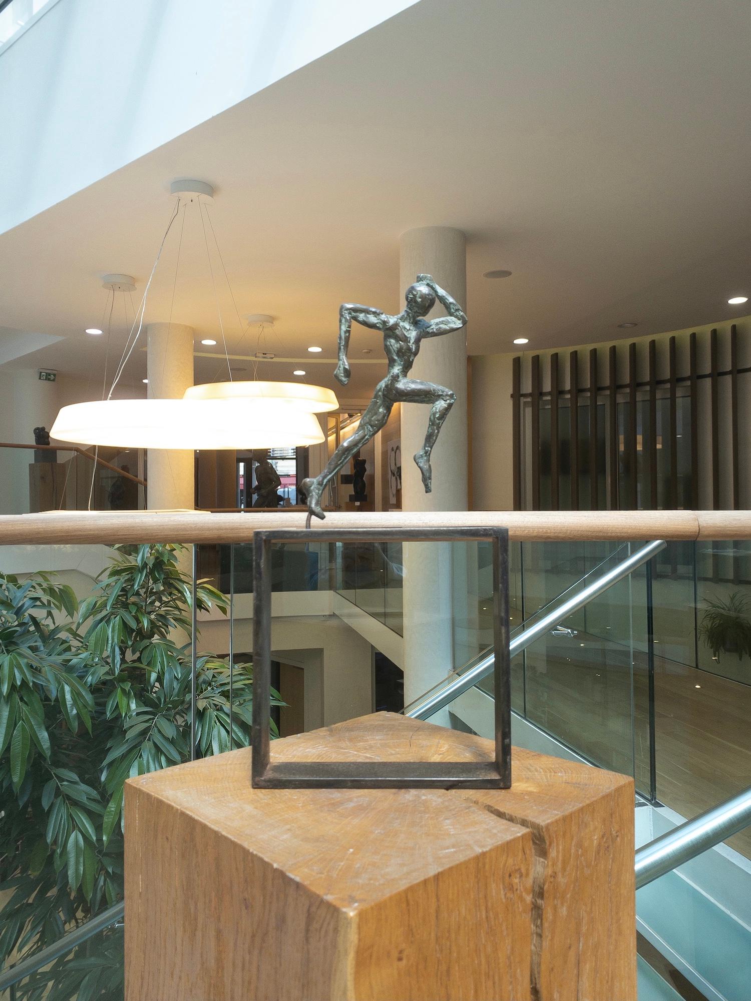 Petit tapis de couloir Start II de Yann Guillon, sculpture figurative en bronze, athlète en vente 8