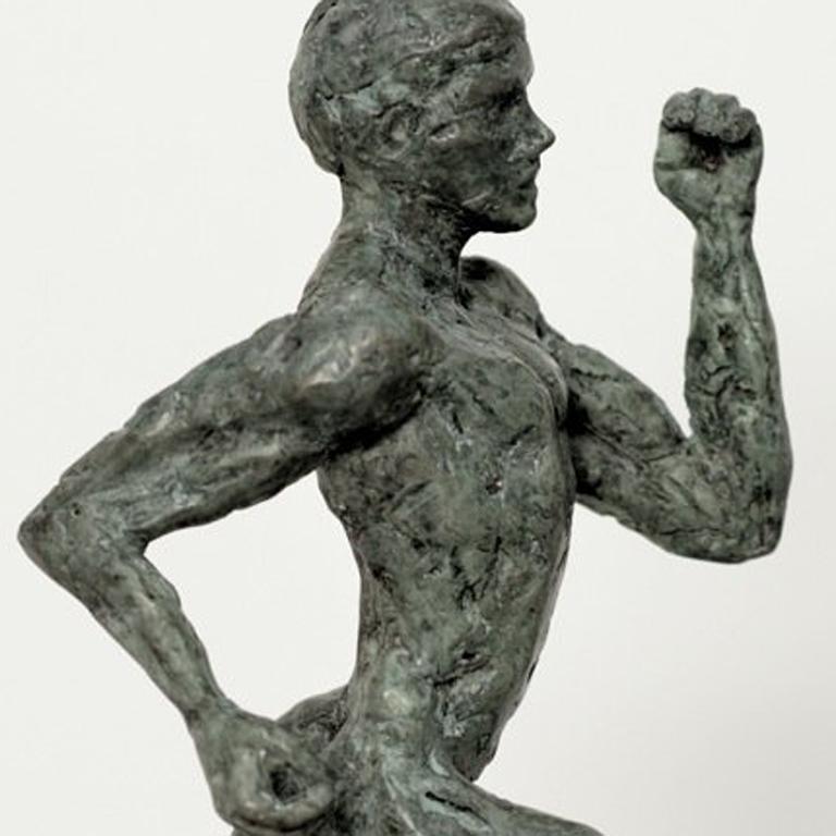 Sprinter von Yann Guillon – Bronzeskulptur eines laufenden Mannes im Angebot 2