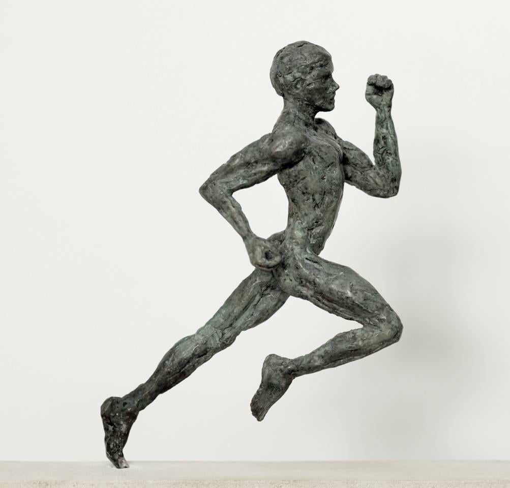 Sprinter est une sculpture en bronze de petite taille représentant un athlète nu en train de courir, réalisée par Yann Guillon. Cet artiste contemporain français concentre son travail sur le corps humain, utilisant une approche expressionniste pour