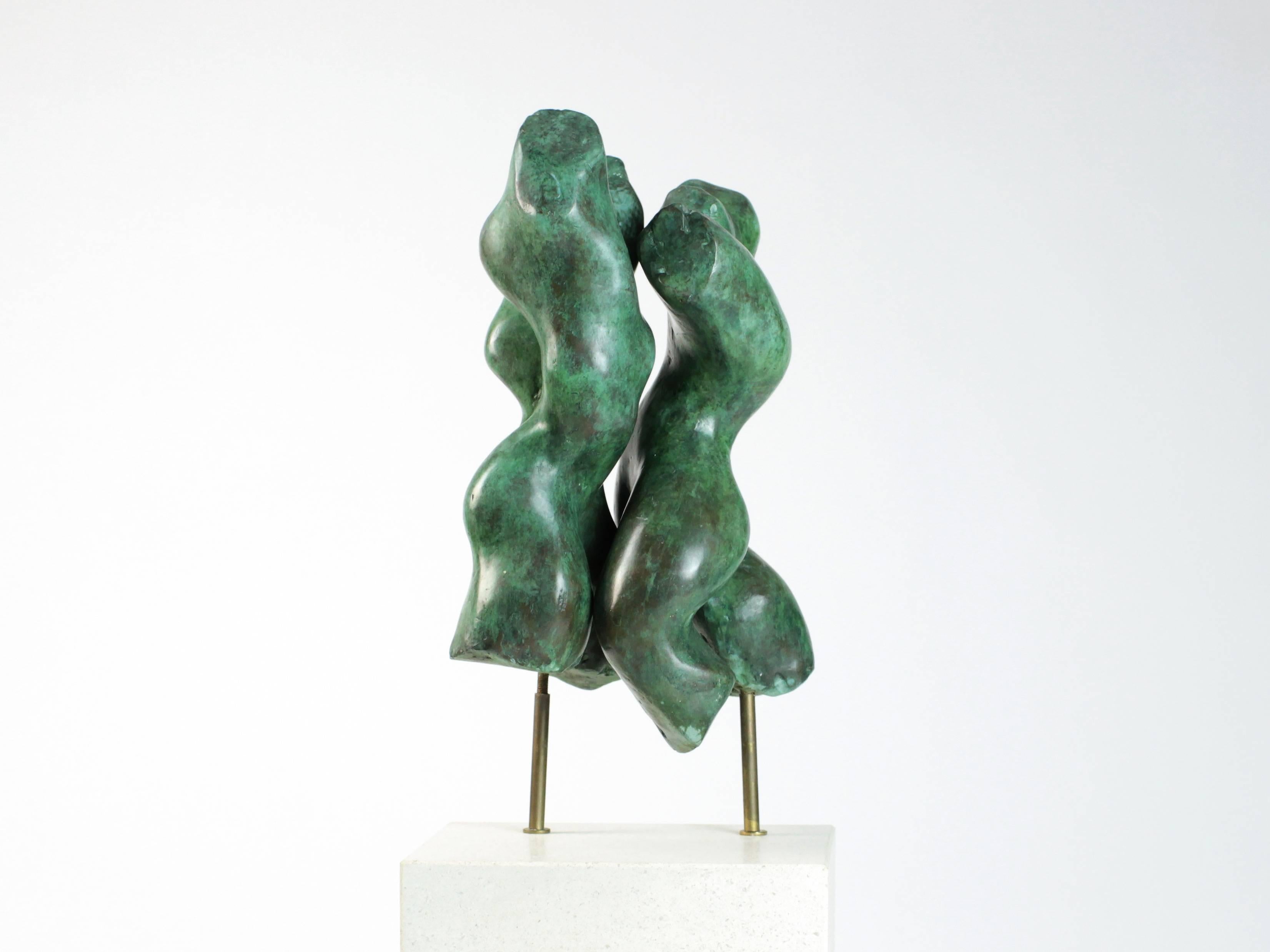 Tango ist eine Bronzeskulptur auf einem Sockel des zeitgenössischen Künstlers Yann Guillon. Die Abmessungen sind 26 x 19 x 17 cm, die Abmessungen des Sockels sind 14 x 22 x 14 cm. Die Gesamthöhe der Skulptur und des Sockels beträgt 51 cm (20 in).