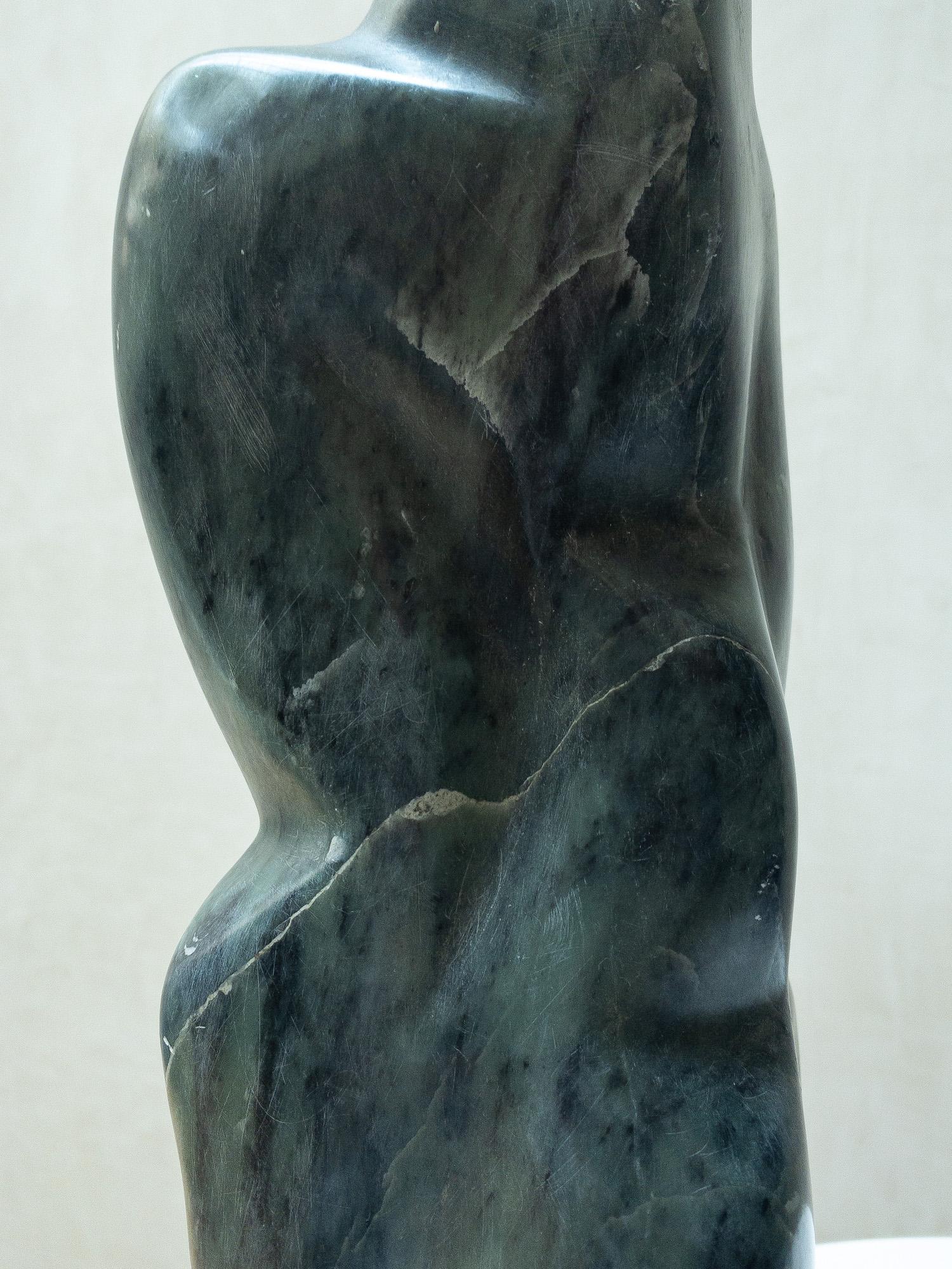 The shadow de Yann Guillon - Sculpture contemporaine en pierre, formes corporelles abstraites en vente 5