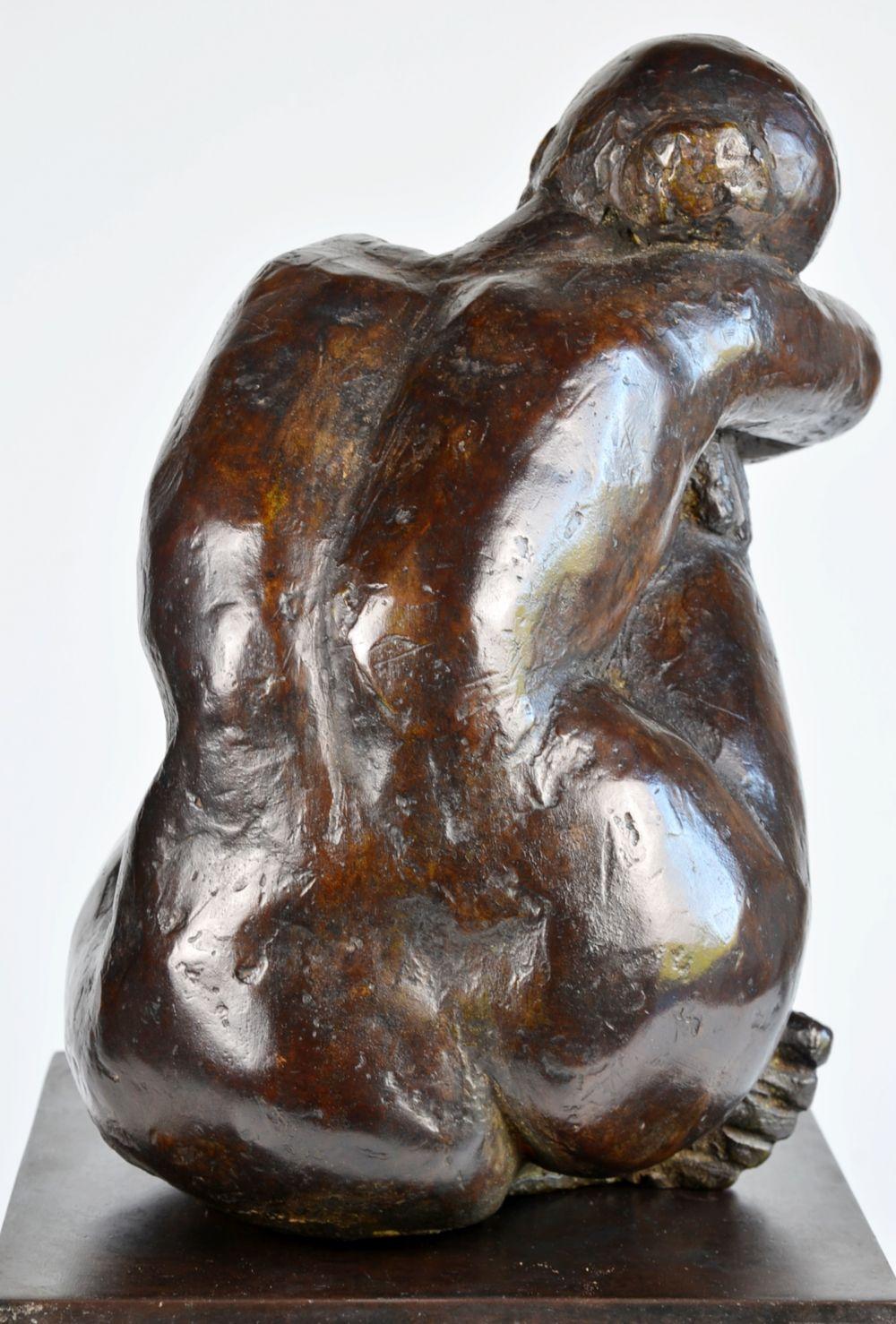 Thought est une sculpture en bronze de Yann Guillon représentant une femme réflexe assise la tête sur l'épaule. Cet artiste contemporain français concentre son travail sur le corps humain, utilisant une approche expressionniste pour transmettre tour