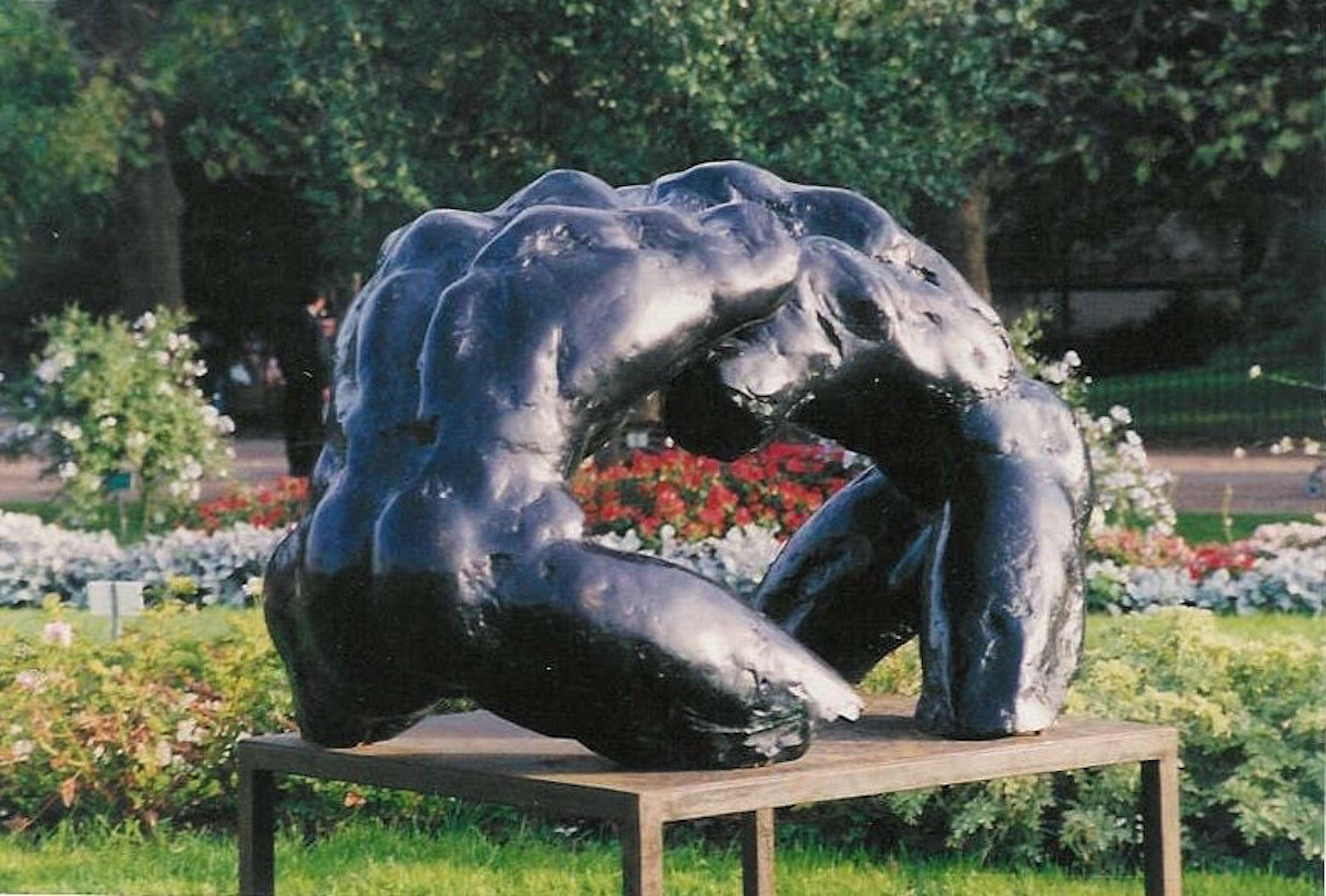 Wrestlers IV - Große Bronzeskulptur für den Außenbereich, nackte männliche Wrestler  (Zeitgenössisch), Sculpture, von Yann Guillon