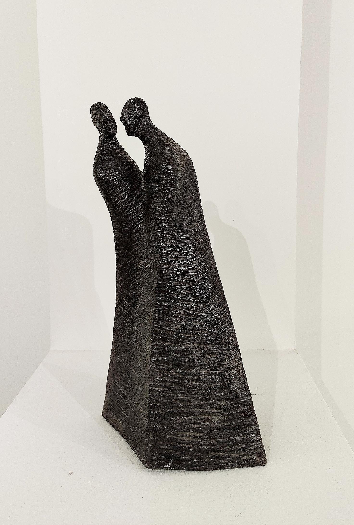 Escultura de Yanne Kintgen: "Le secret".

Nacida en Redon (Francia) el 26 de abril de 1960, Yanne Kintgen es pintora e ilustradora desde 1985.
Entrar en el mundo de Yanne es aceptar inmediatamente seguirle a "Él". Muchos de los males de nuestra