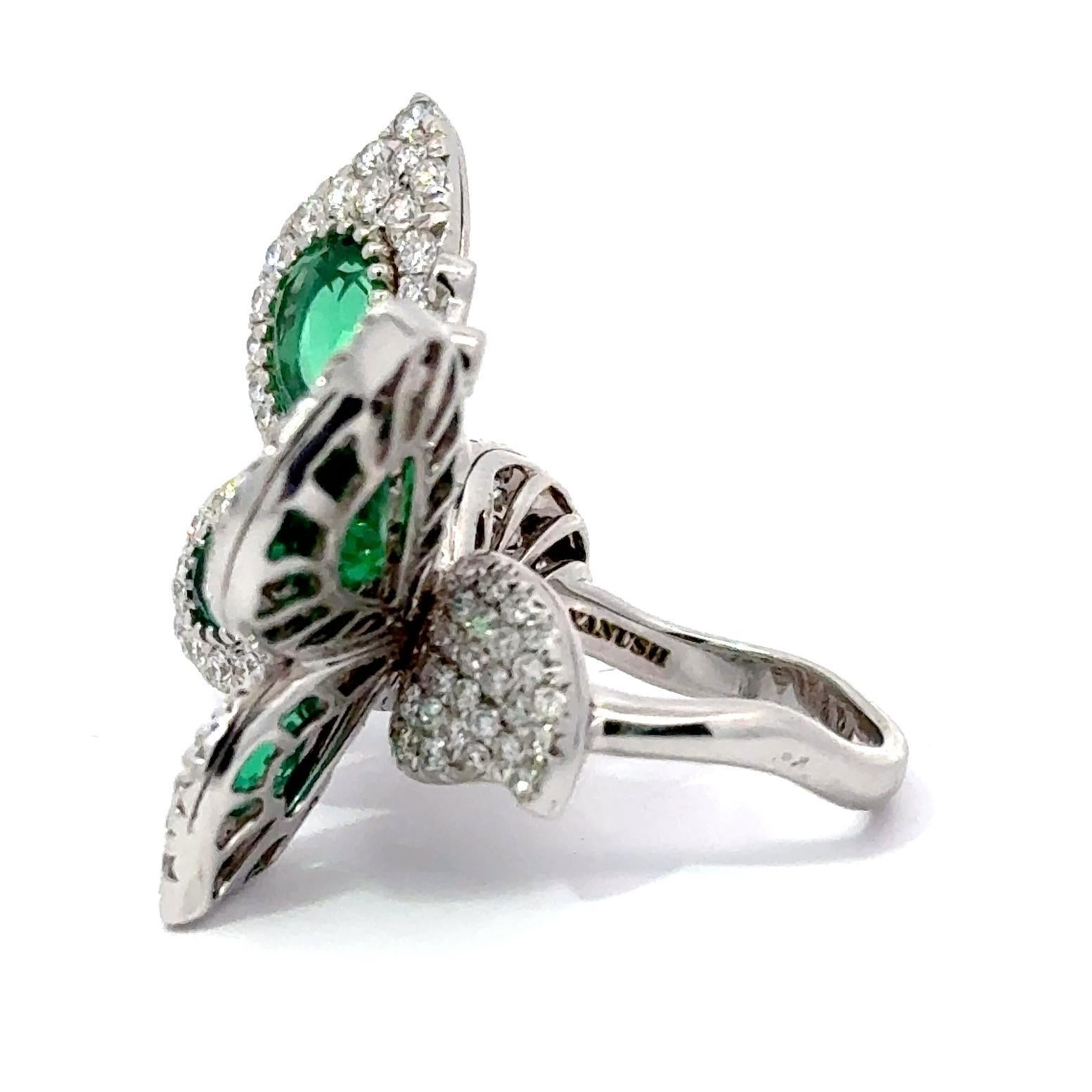 Elegante y Moderno Anillo Mariposa de Diamantes y Esmeraldas de Oro de 18k. Este exquisito anillo está elaborado en oro de 18 quilates, con un impresionante diseño de mariposa. Las alas están adornadas con vibrantes esmeraldas verdes sintéticas