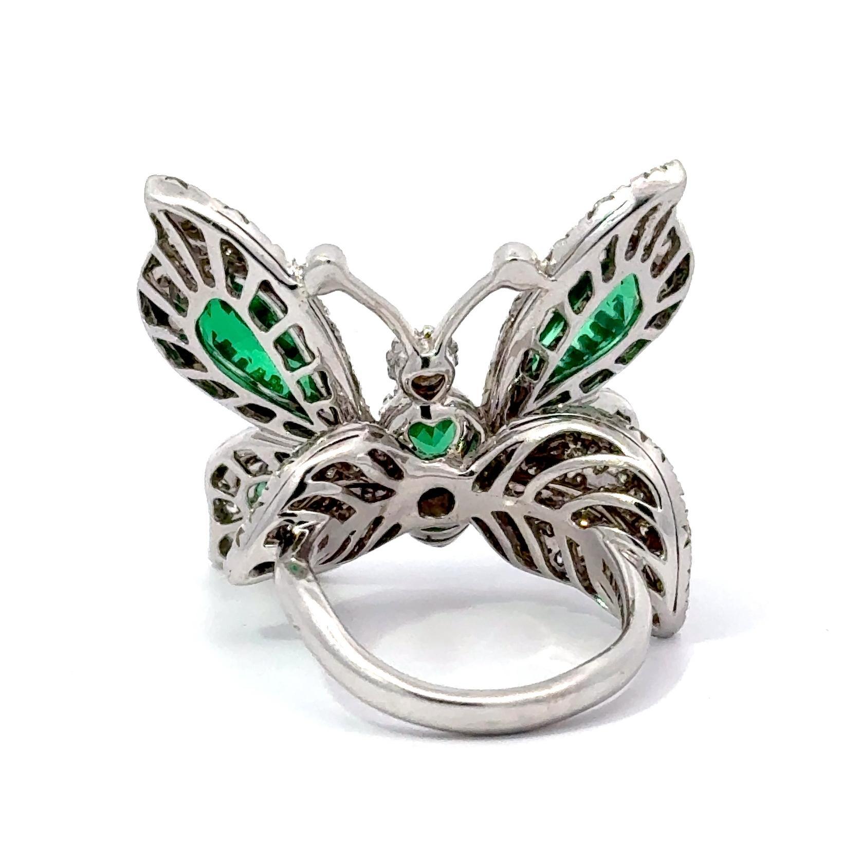 Anillo Mariposa Yanush de Oro Blanco de 18k con Esmeralda Sintética de 6,32 ct y Diamante de 3,57 ct Moderno en venta
