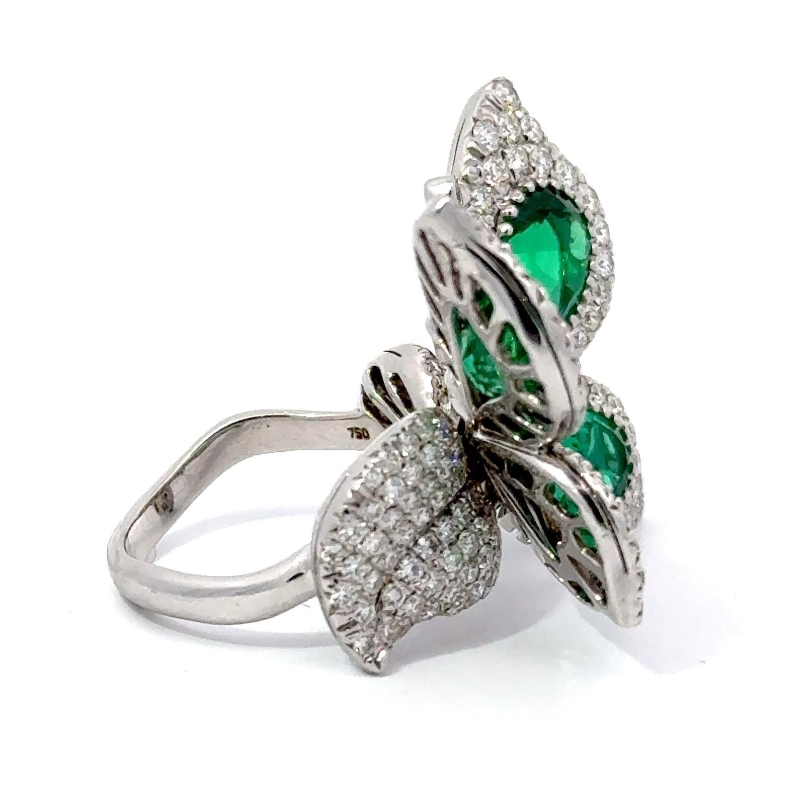 Anillo Mariposa Yanush de Oro Blanco de 18k con Esmeralda Sintética de 6,32 ct y Diamante de 3,57 ct Corte redondo en venta