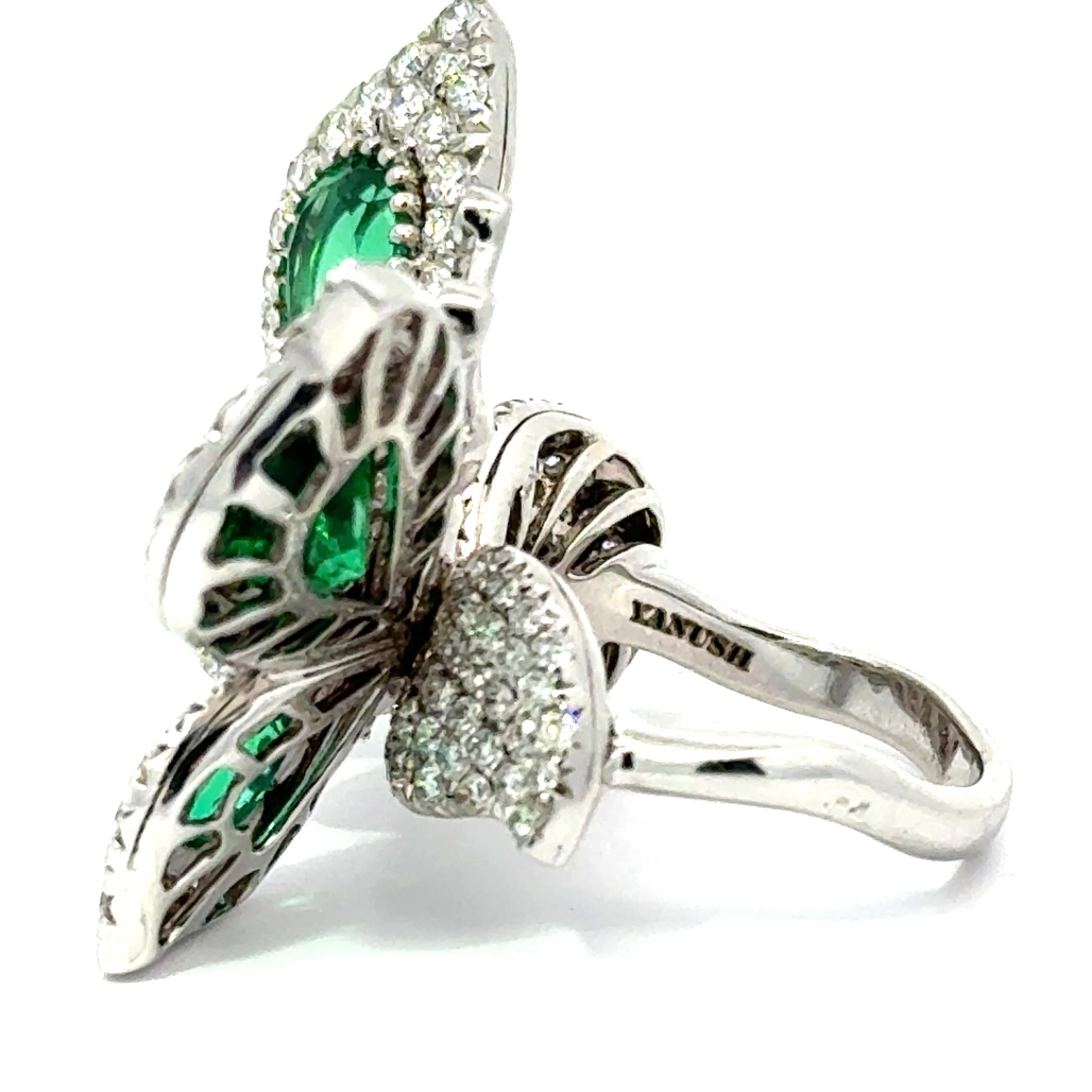 Anillo Mariposa Yanush de Oro Blanco de 18k con Esmeralda Sintética de 6,32 ct y Diamante de 3,57 ct en Bastante bueno estado para la venta en Palm Beach, FL