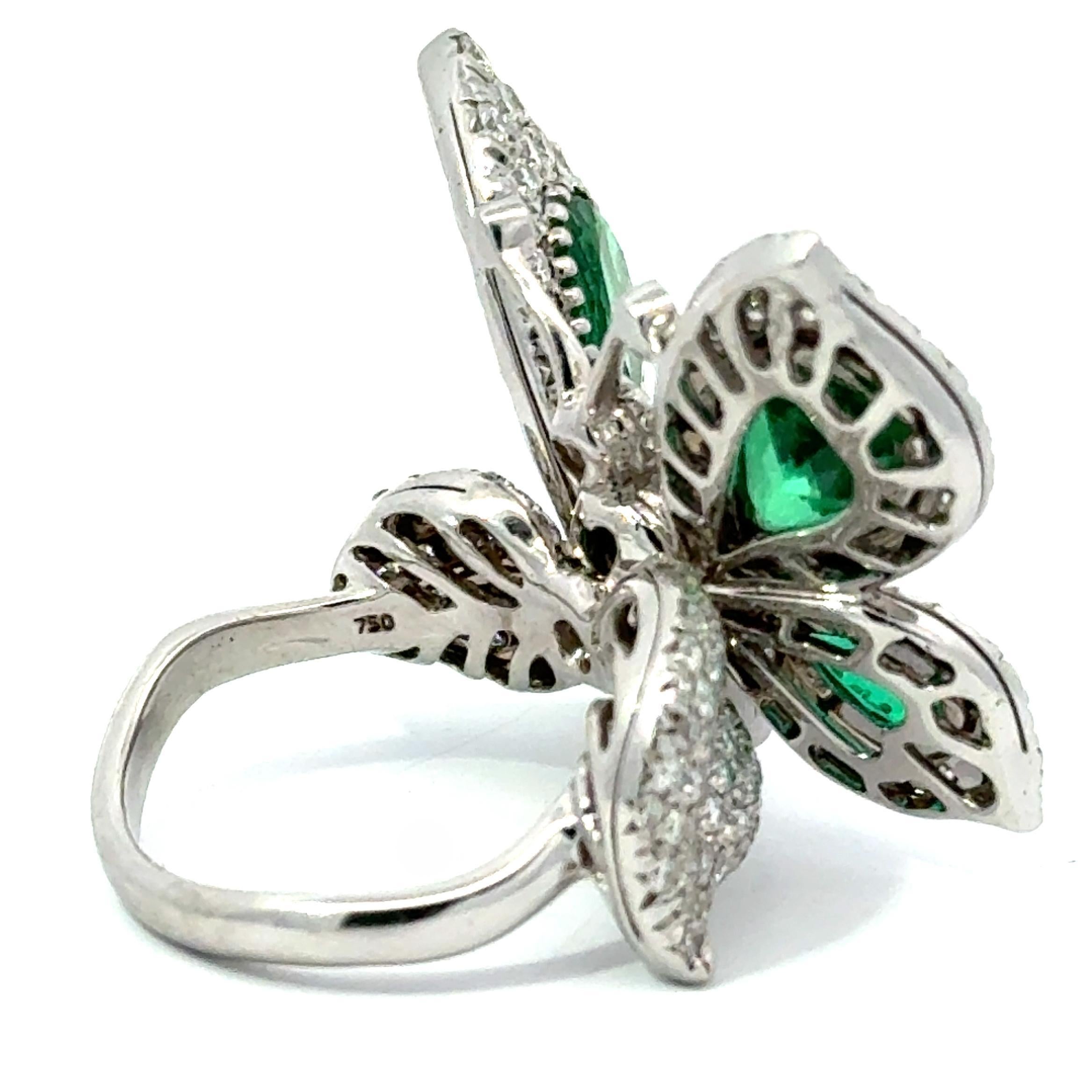 De las mujeres Anillo Mariposa Yanush de Oro Blanco de 18k con Esmeralda Sintética de 6,32 ct y Diamante de 3,57 ct en venta