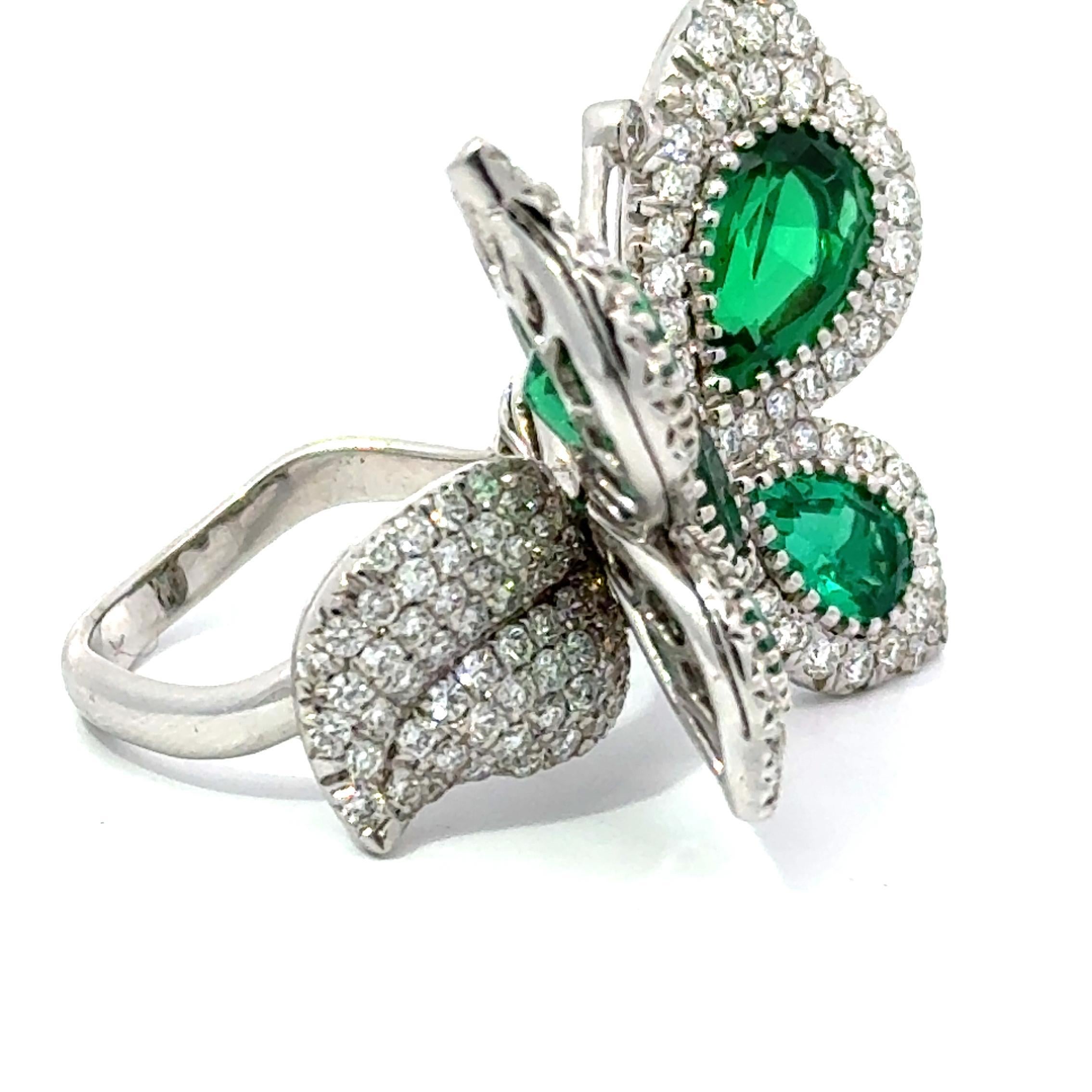 Anillo Mariposa Yanush de Oro Blanco de 18k con Esmeralda Sintética de 6,32 ct y Diamante de 3,57 ct en venta 1