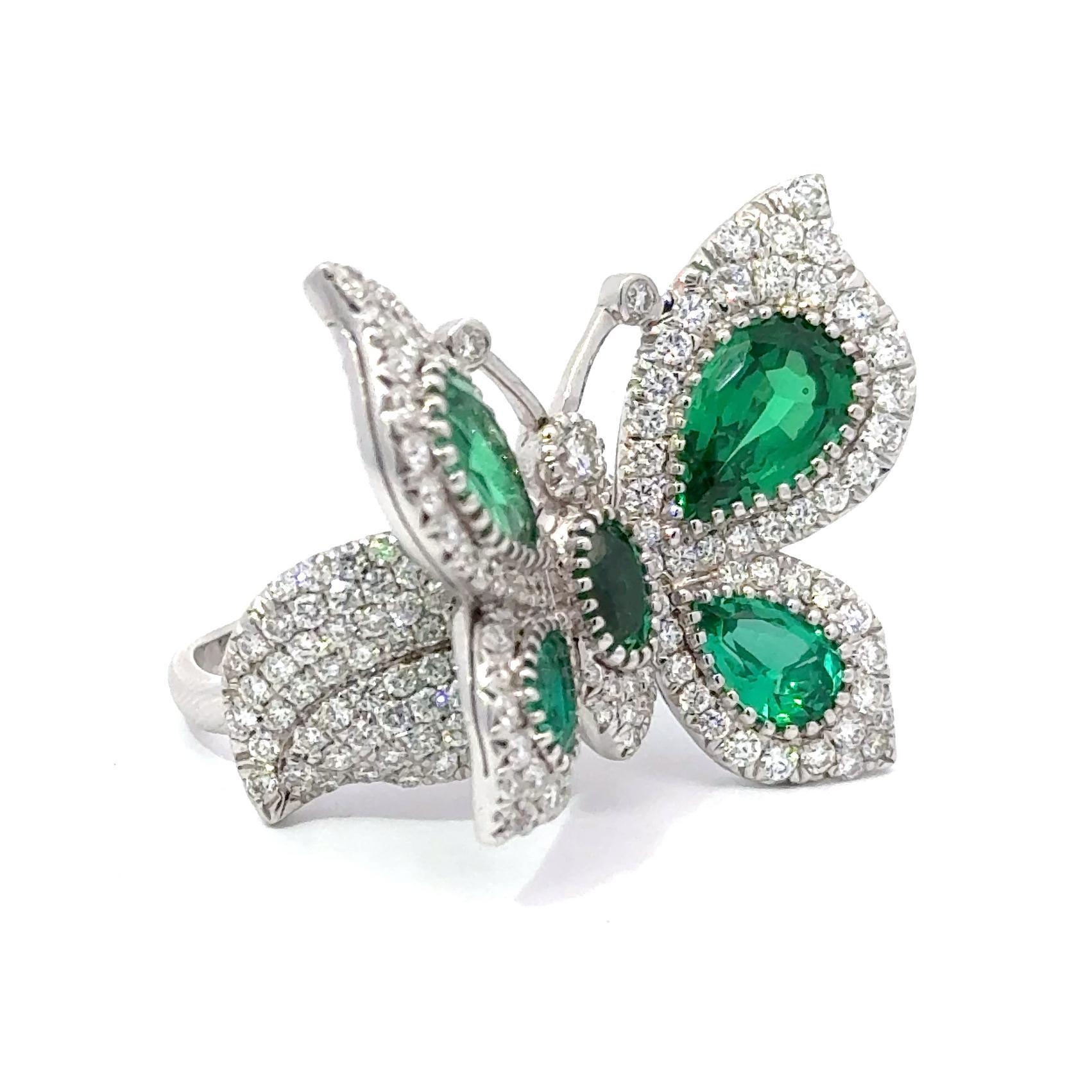 Anillo Mariposa Yanush de Oro Blanco de 18k con Esmeralda Sintética de 6,32 ct y Diamante de 3,57 ct en venta 2