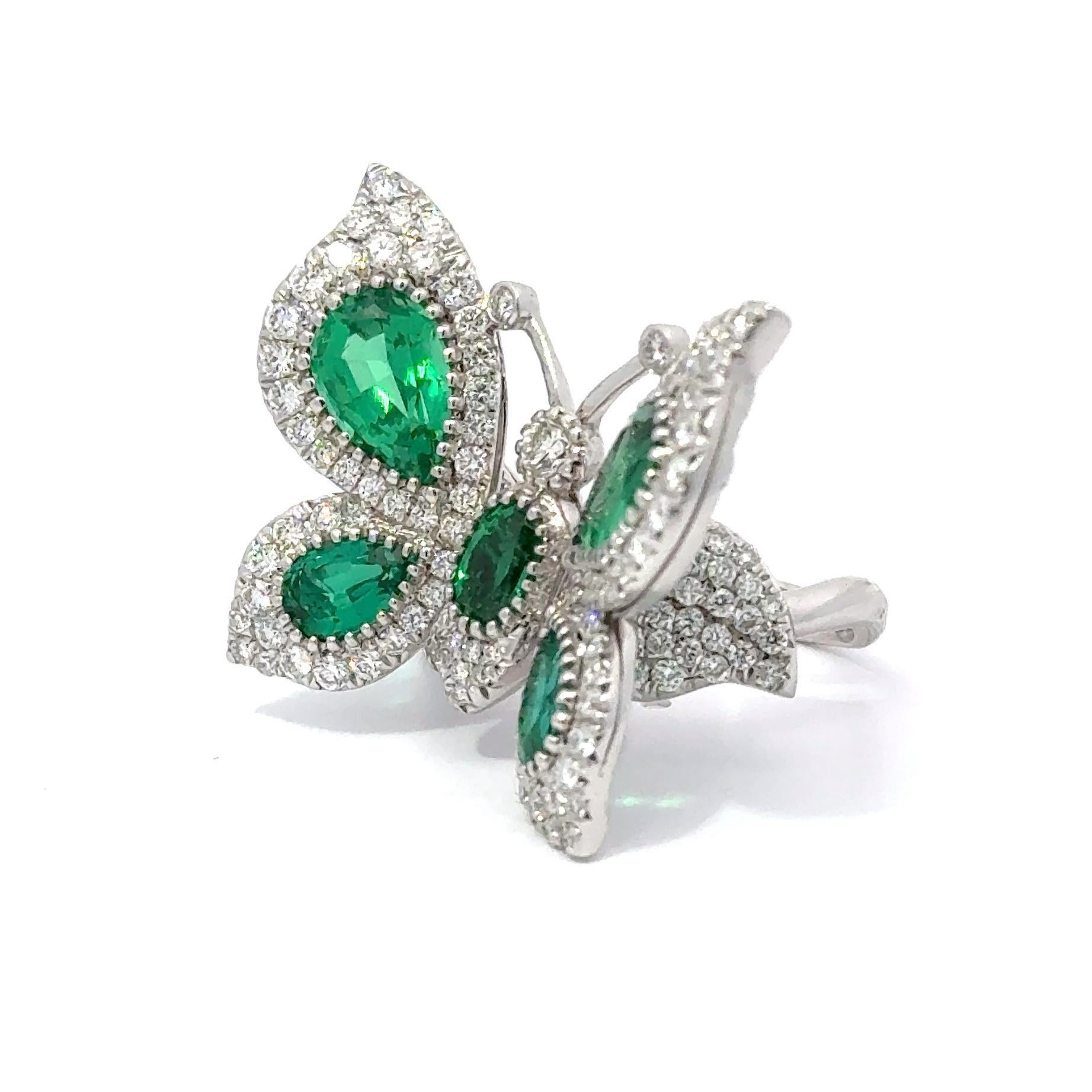 Anillo Mariposa Yanush de Oro Blanco de 18k con Esmeralda Sintética de 6,32 ct y Diamante de 3,57 ct en venta 3