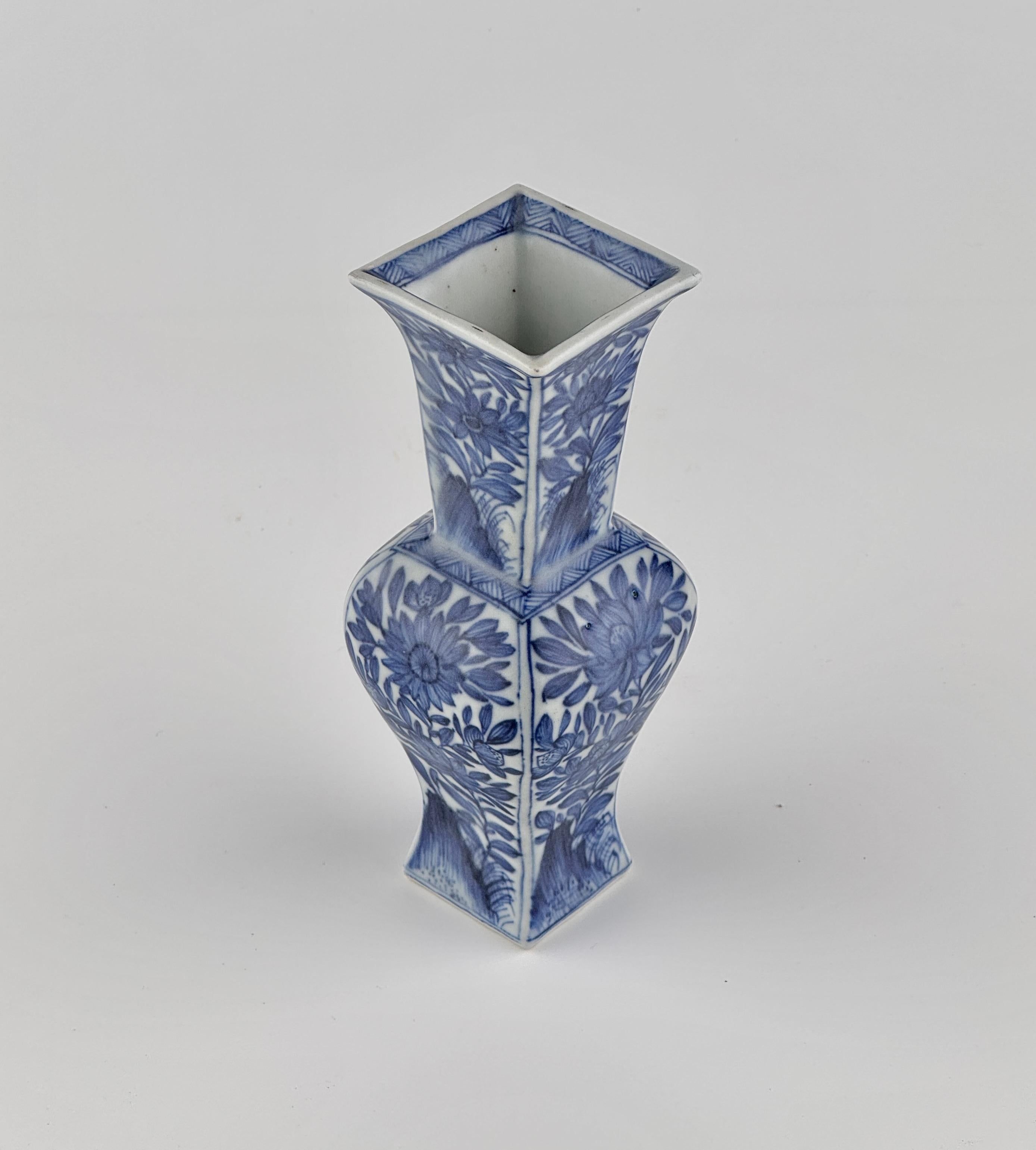 Yanyan Vase from Vung Tau Ship, Qing Dynasty Kangxi Era, Circa 1690 For Sale 1