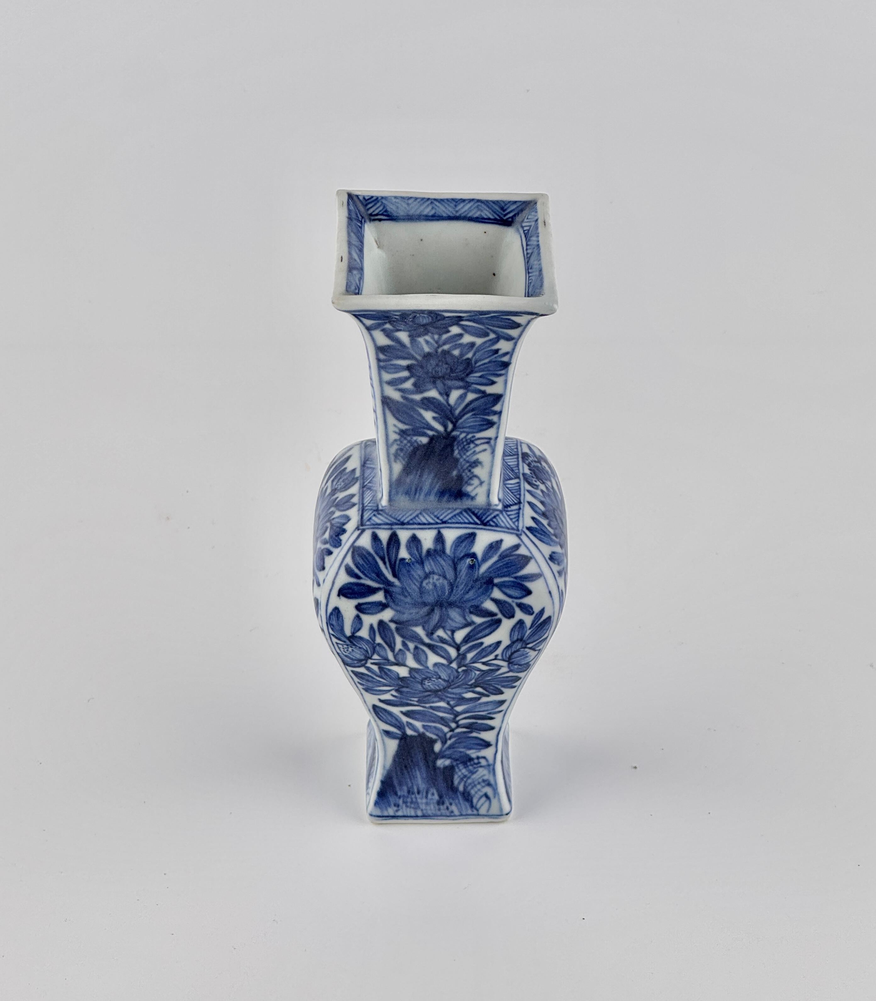 Yanyan Vase from Vung Tau Ship, Qing Dynasty Kangxi Era, Circa 1690 For Sale 2
