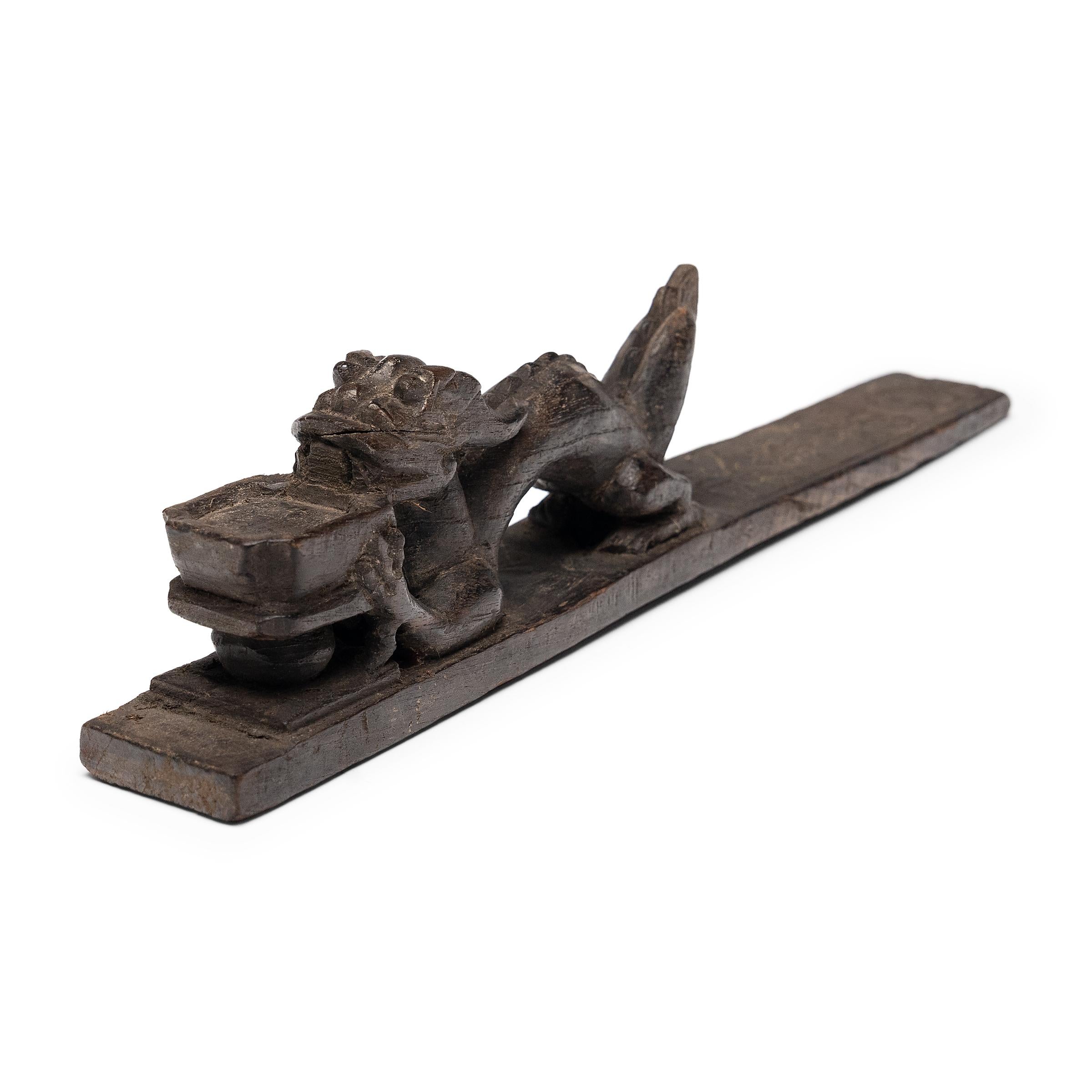 Ce curieux talisman en bois est une baguette de chaman taoïste du XIXe siècle, attribuée au peuple Yao du sud de la Chine et du Viêt Nam. Maniée par les prêtres chamans dans le cadre de cérémonies rituelles, la baguette présente à l'une de ses