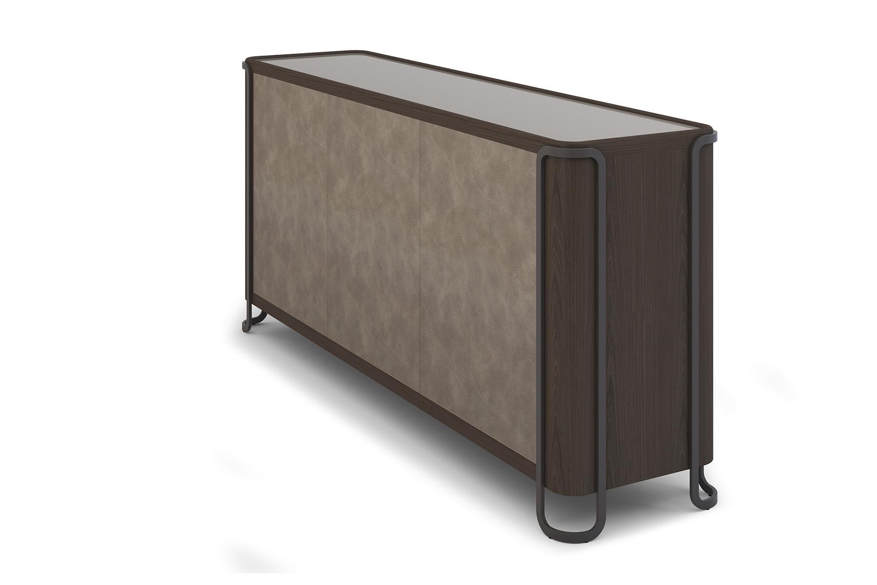 Credenza, cuerpo de roble y cuero, tapa de cristal pintado, patas de metal chapado envejecido en venta 1
