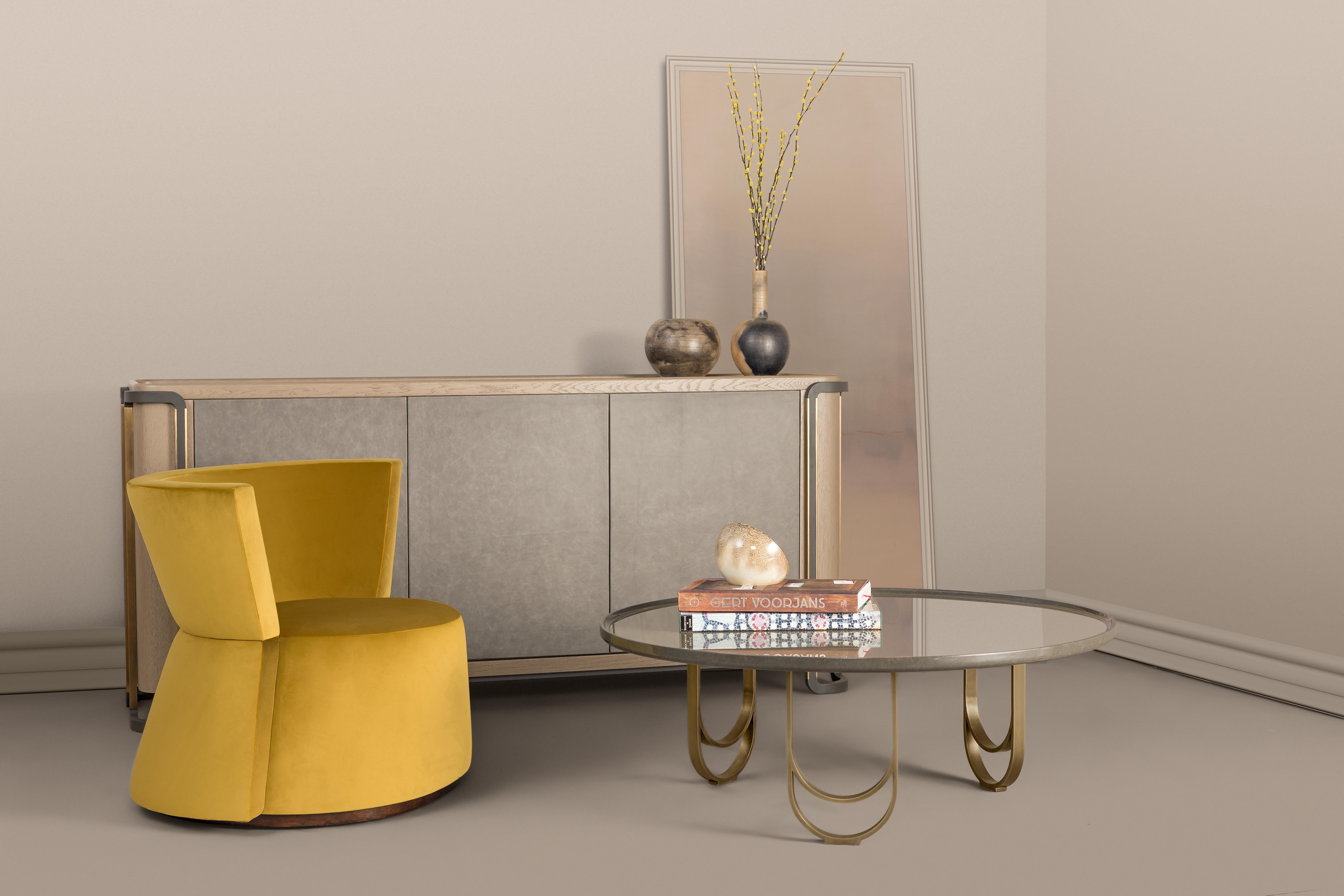 Credenza, cuerpo de roble y cuero, tapa de cristal pintado, patas de metal chapado envejecido en venta 3