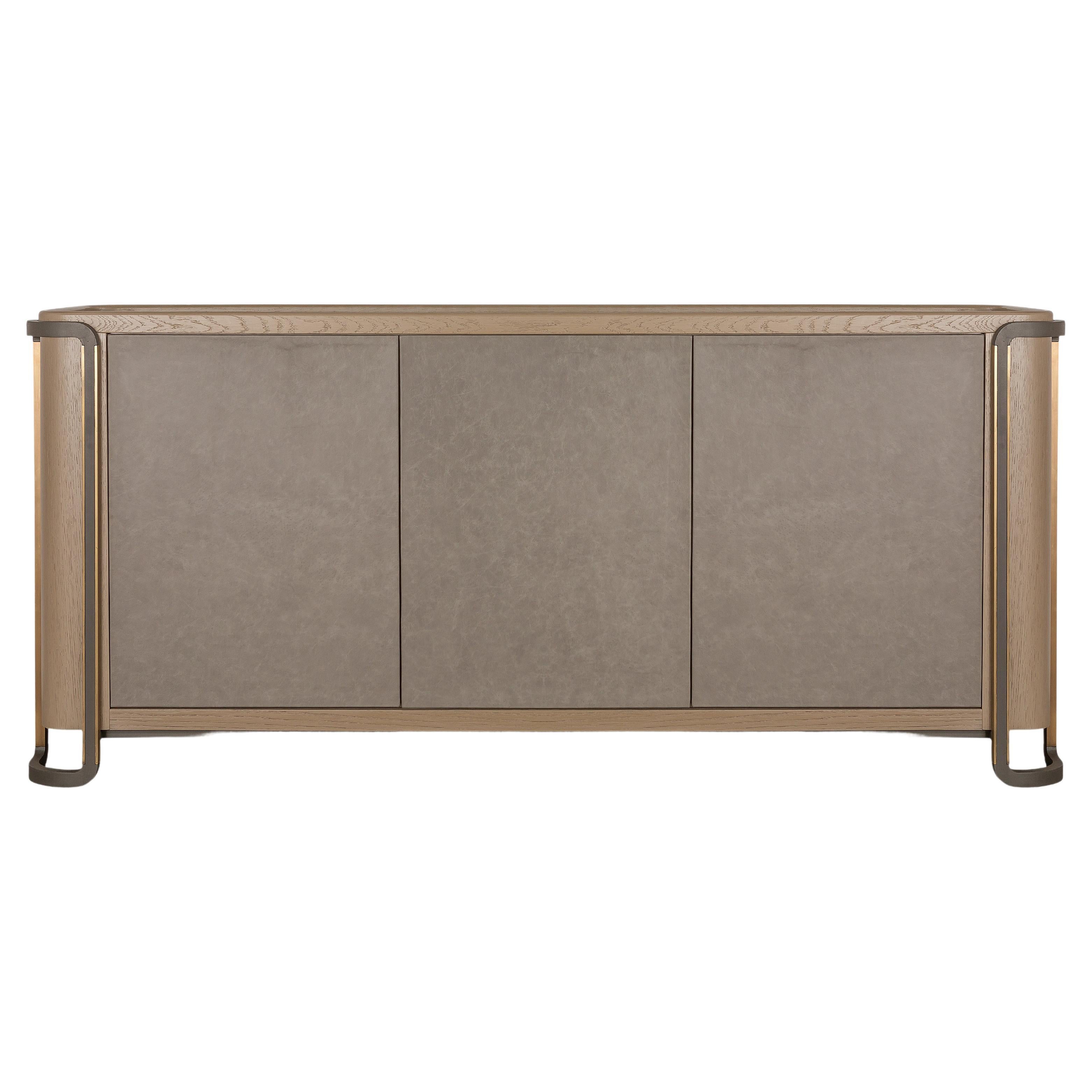 Credenza, cuerpo de roble y cuero, tapa de cristal pintado, patas de metal chapado envejecido Moderno en venta