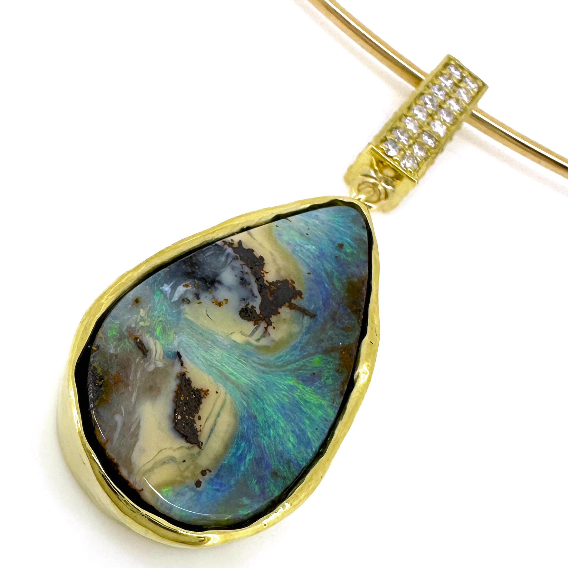 Colgante de gota de ópalo Yaraka Boulder con caja de diamantes en collar de alambre de oro en venta 4